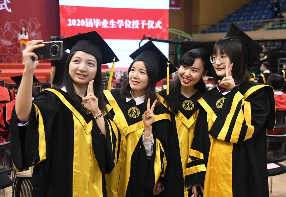 Sinh vi&ecirc;n tốt nghiệp tại Đại học Nh&acirc;n d&acirc;n Trung Quốc ở Bắc Kinh v&agrave;o m&ugrave;a h&egrave; năm 2021 - Ảnh:&nbsp;Xinhua/Zuma Press