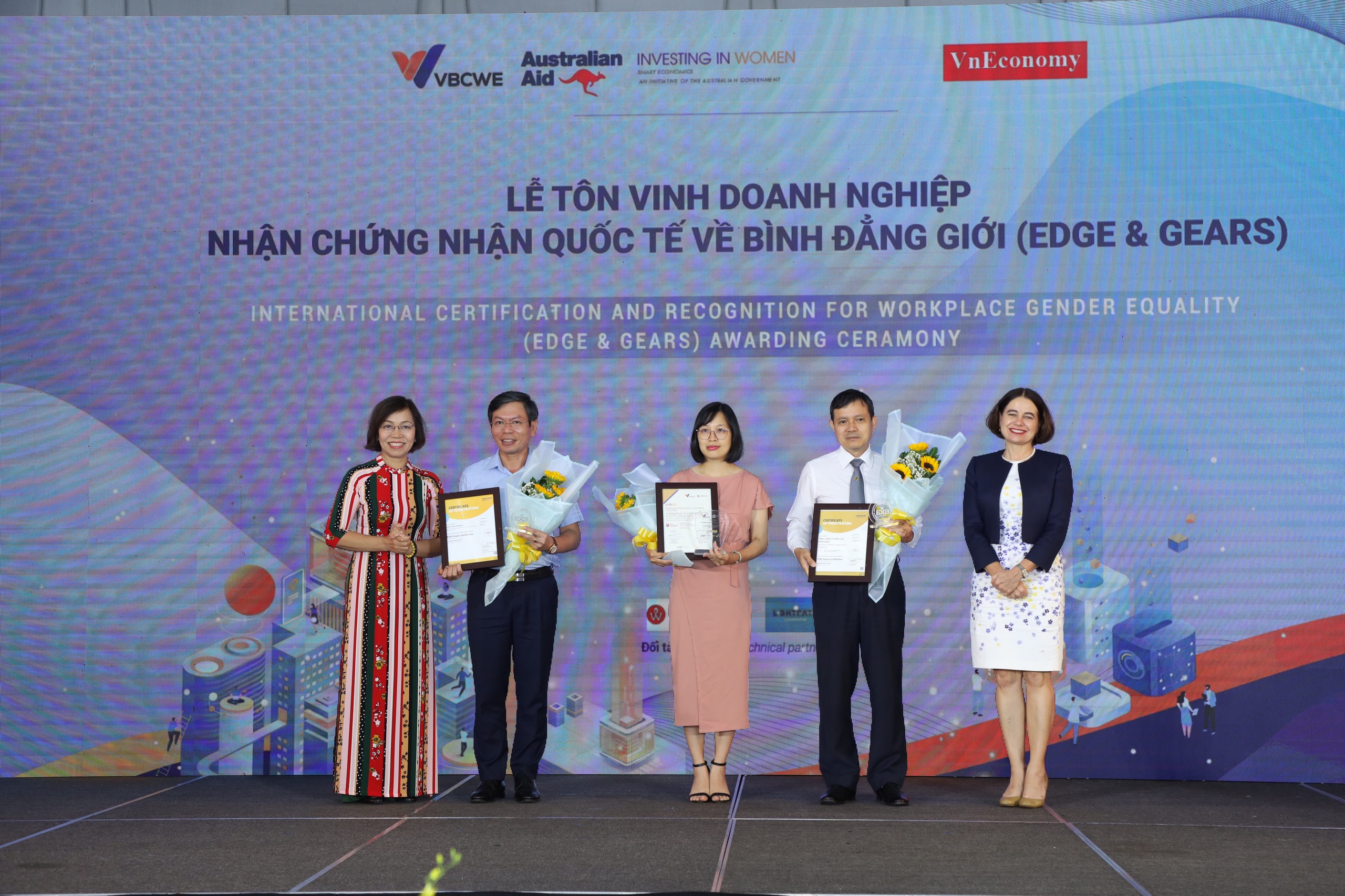 Đại diện c&aacute;c PG88 Link Dễ Nhớ Pg88.com nhận chứng nhận quốc tế về b&igrave;nh đẳng giới tại diễn đ&agrave;n. Ảnh - Nguyễn Hương.&nbsp;
