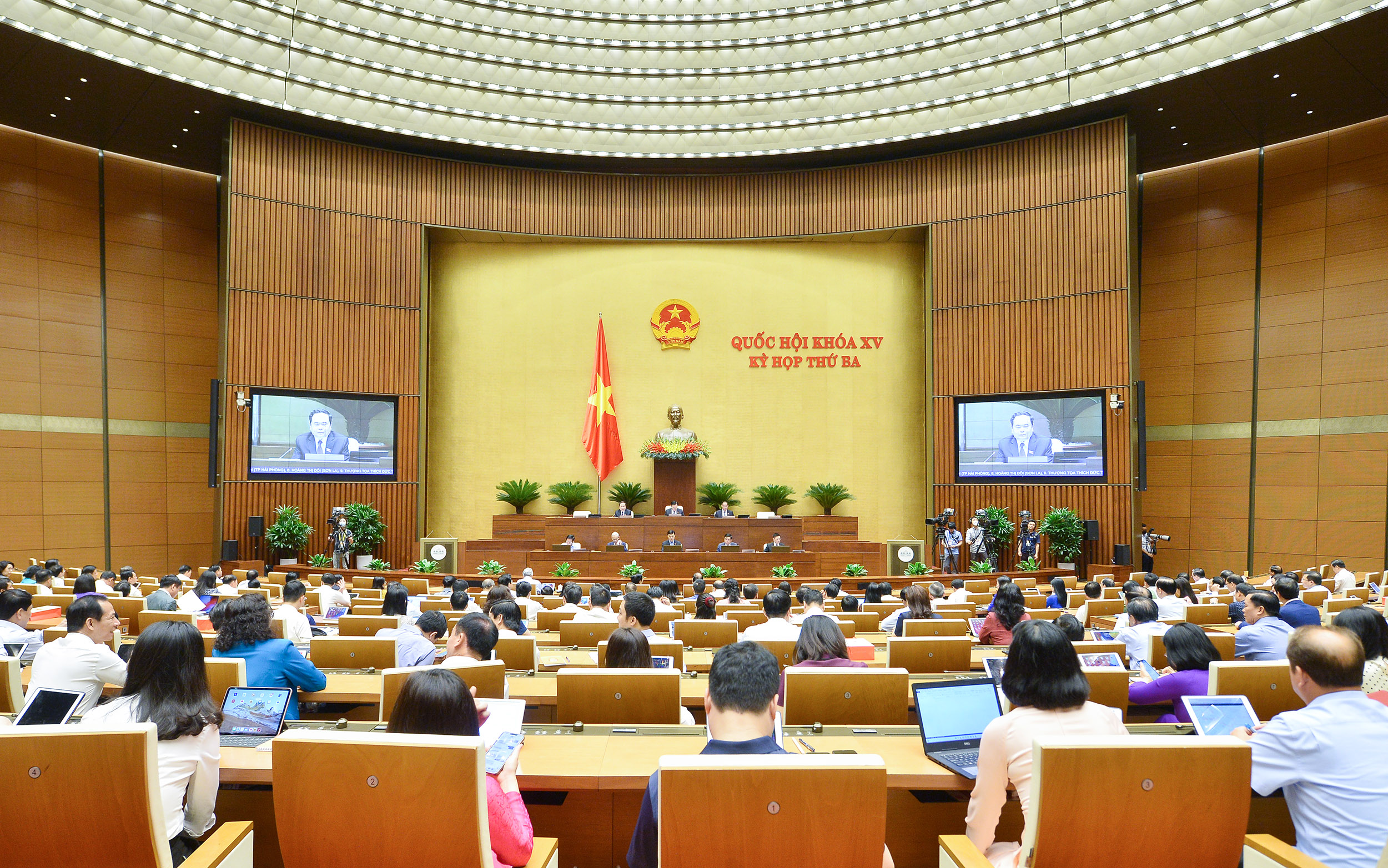 To&agrave;n cảnh phi&ecirc;n thảo luận ng&agrave;y 1/6 - Ảnh: Quochoi.vn