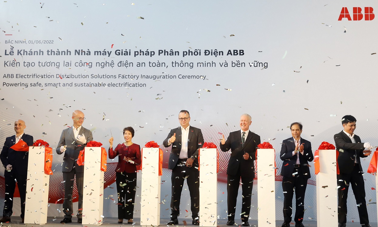 Lễ khánh thành trung tâm sản xuất giải pháp phân phối điện mới của ABB.  