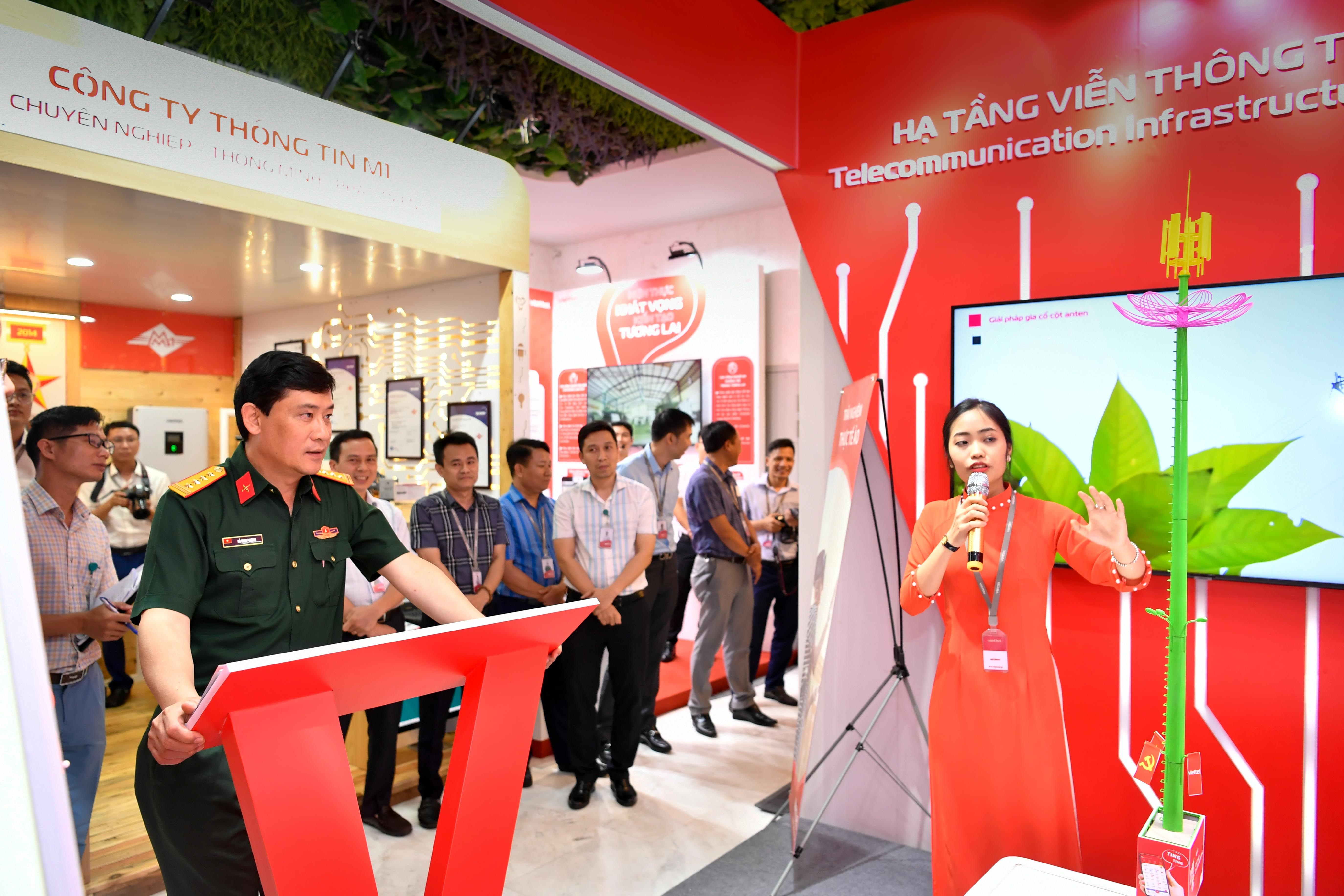 Đại t&aacute; Đỗ Minh Phương, Ph&oacute; Tổng gi&aacute;m đốc Viettel, tham quan triển l&atilde;m c&ocirc;ng nghệ Viettel Diversity tại sự ki&ecirc;n Ng&agrave;y S&aacute;ng tạo Viettel 2022..