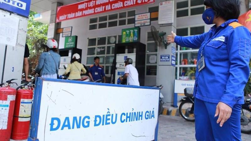 Giá xăng dầu trên thị trường thế giới tiếp tục diễn biến phức tạp và hiện đang đứng ở mức cao.