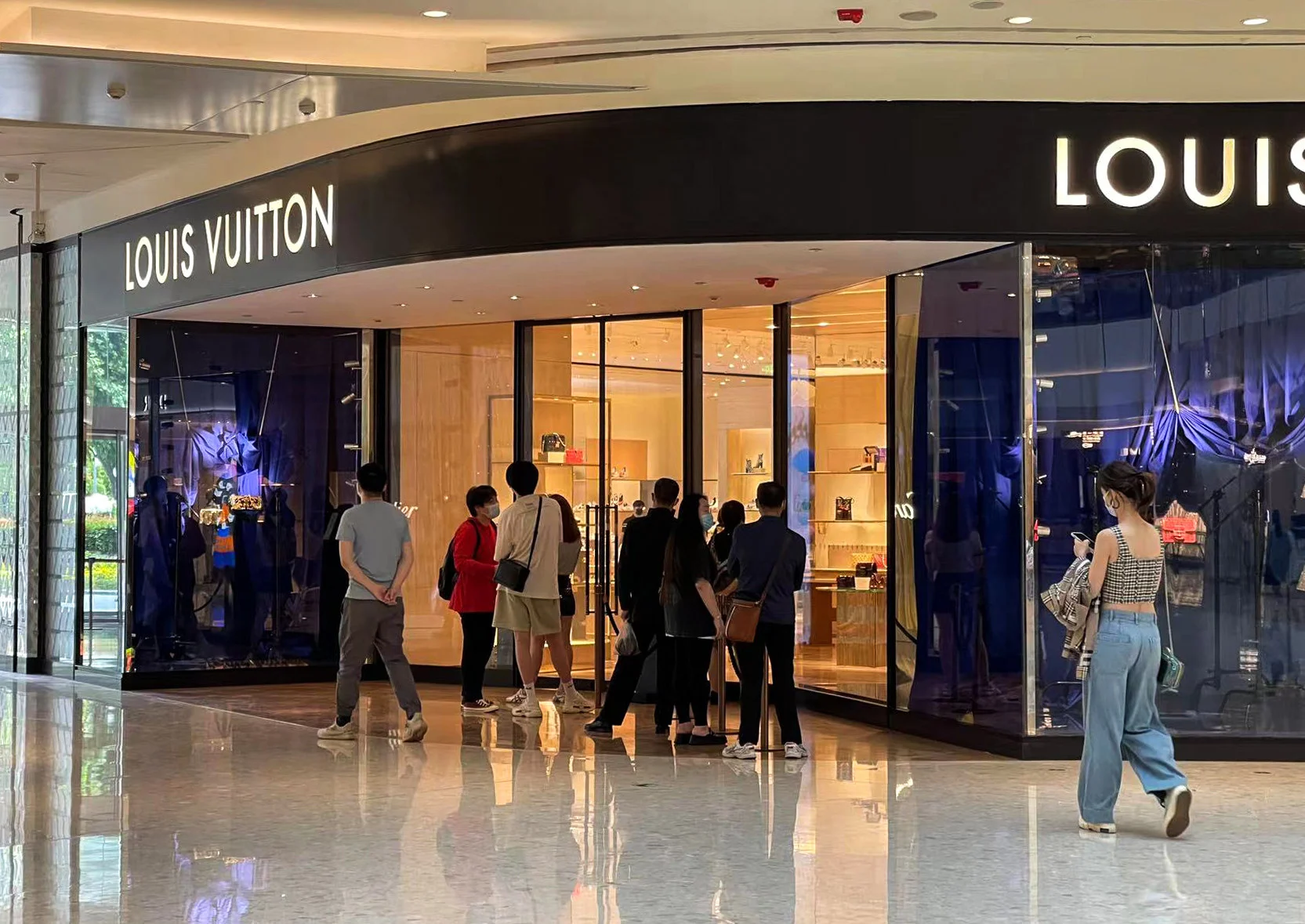 Nhiều cửa h&agrave;ng thời trang của c&aacute;c thương hiệu đắt đỏ đều ghi nhận h&igrave;nh ảnh kh&aacute;ch h&agrave;ng đứng xếp h&agrave;ng chờ tới lượt mua sắm. Ảnh:&nbsp;SCMP
