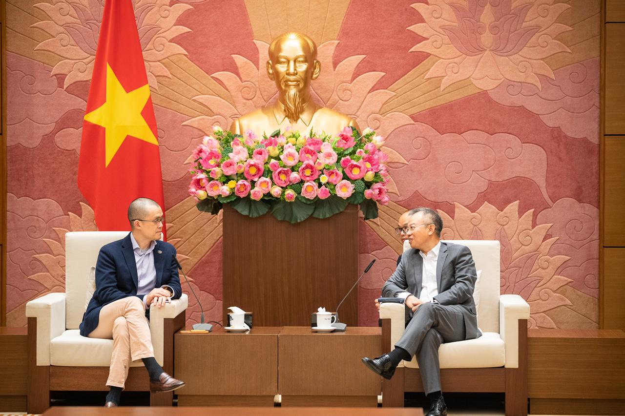 Ông Changpeng Zhao (bên trái) đang trao đổi với Phó Chủ nhiệm Uỷ Ban Đối Ngoại của PG88 ⭐ Link trang chủ số 1 nhà cái PG88 com casino slot Nguyễn Mạnh Tiến.