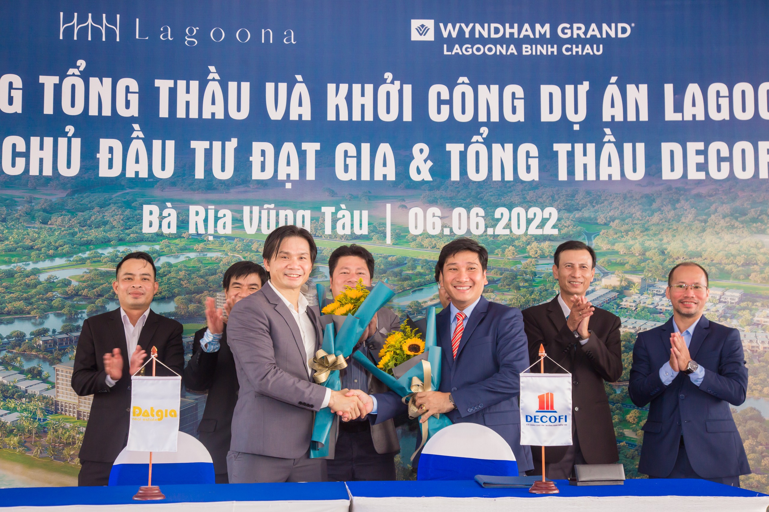 Ông Lê Dũng Cường - Tổng giám đốc Đạt Gia và ông Nguyễn Minh Tâm - Tổng Giám đốc DECOFI tại Lễ Ký kết hợp đồng tổng thầu và khởi công Link Trang Chủ PG88.Com Mới #2026 Wyndham Grand Lagoona Bình Châu.