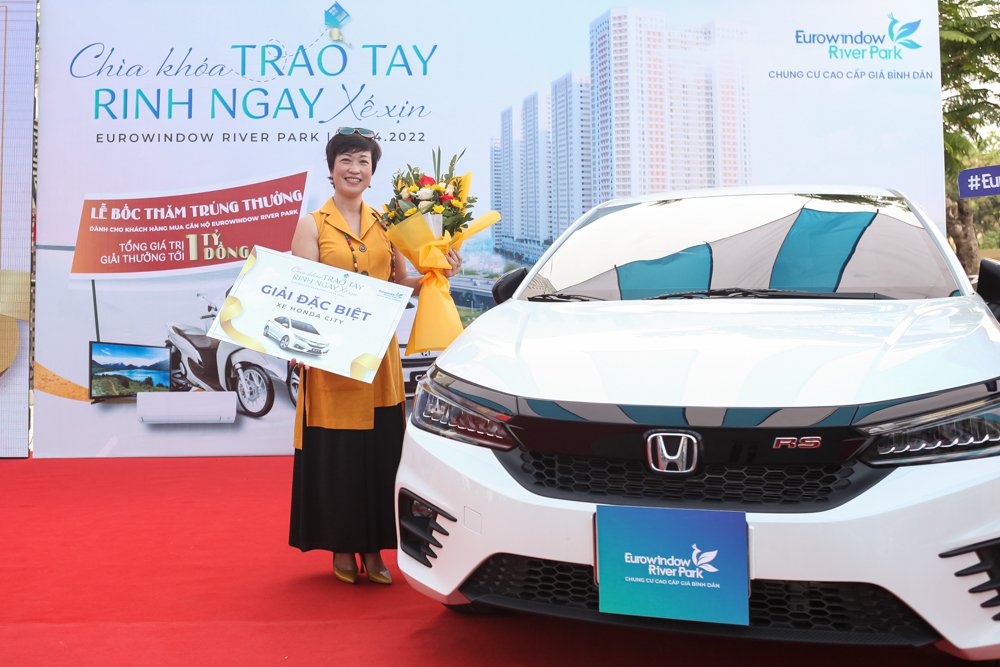 B&agrave; Trần Thị M. - kh&aacute;ch h&agrave;ng may mắn nhận &ocirc; t&ocirc; trị gi&aacute; 600 triệu đồng tại sự kiện tri &acirc;n kh&aacute;ch h&agrave;ng đầu ti&ecirc;n ng&agrave;y 24/4/2022 vừa qua.