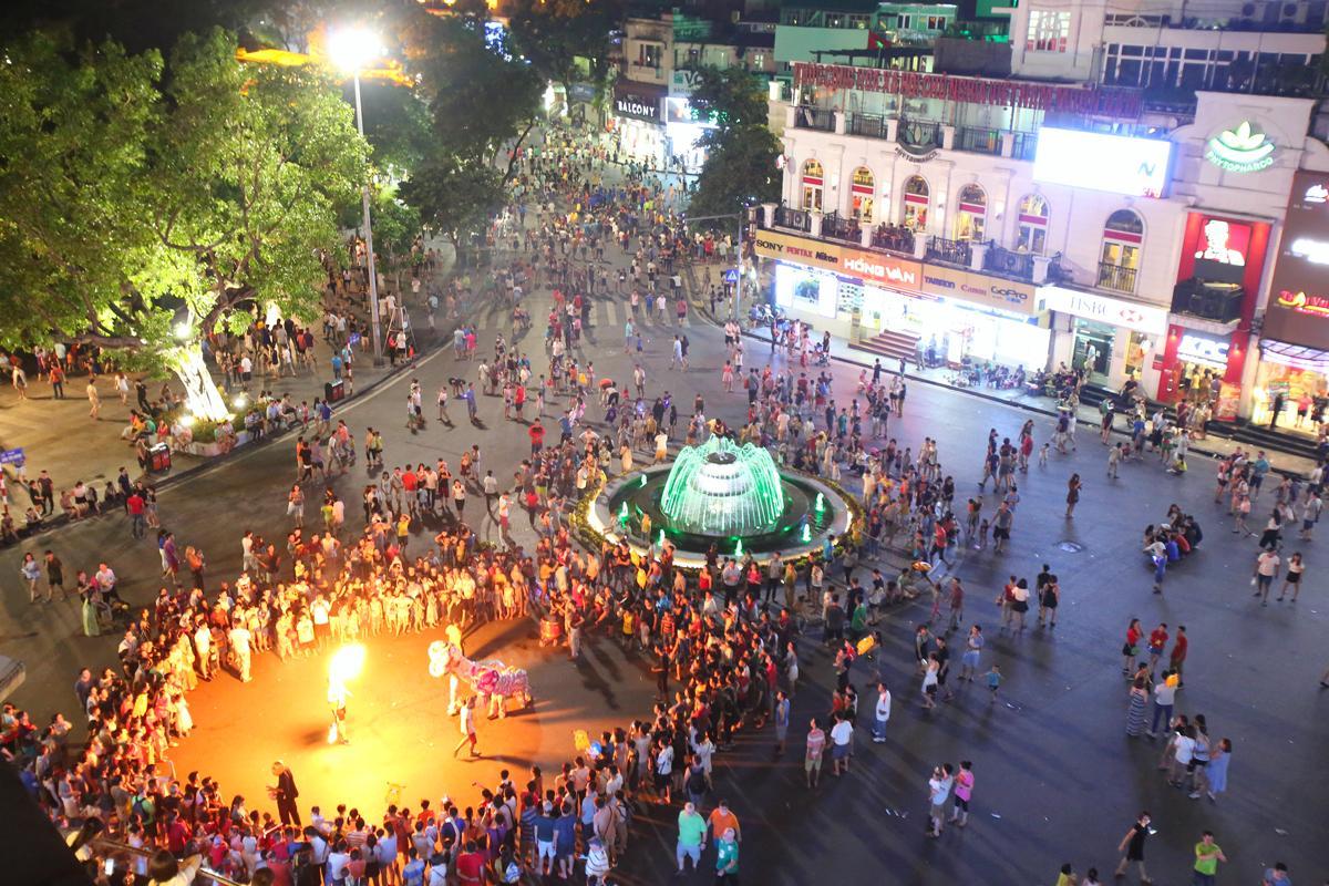 Khu vực đ&agrave;i phun nước ngay quảng trường Đ&ocirc;ng Kinh Nghĩa Thục tại Phố đi bộ Hồ Ho&agrave;n Kiếm n&aacute;o nhiệt về đ&ecirc;m. (Nguồn: Internet).
