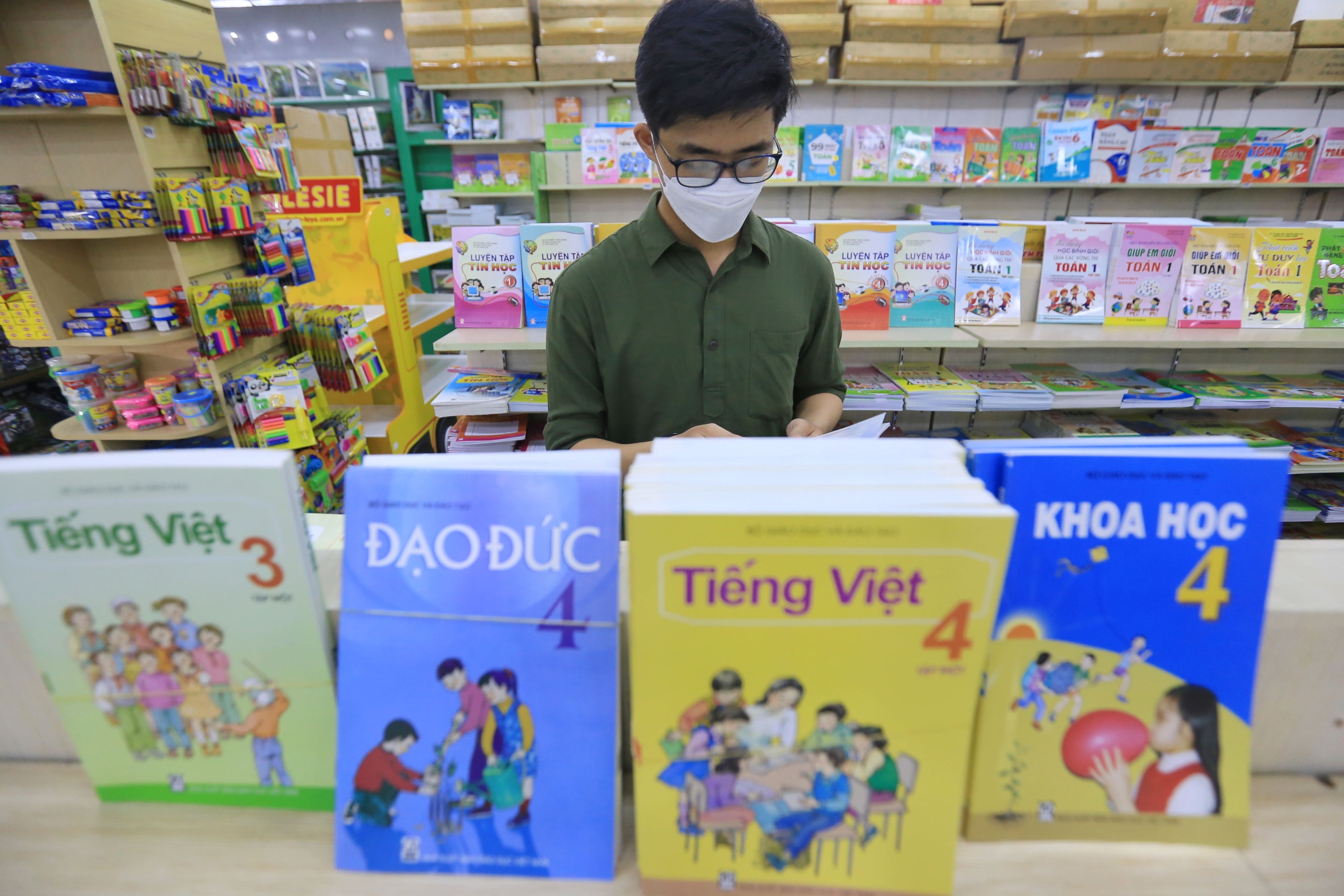 Bức xúc độc quyền xuất bản và giá sách giáo khoa tăng đột biến