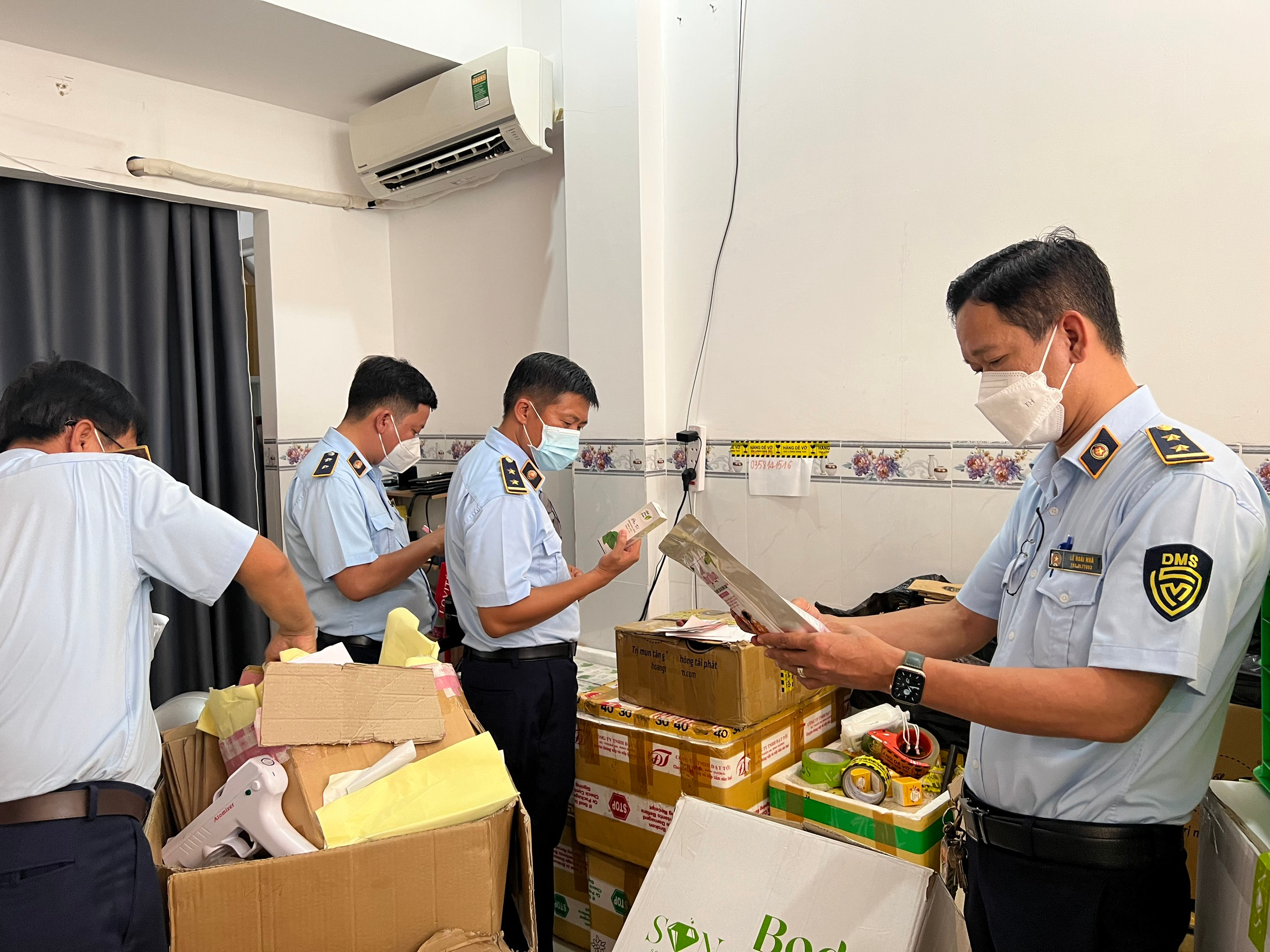 Hàng nghìn hộp Peel vi tảo nhãn hiệu Le'peau không rõ nguồn gốc