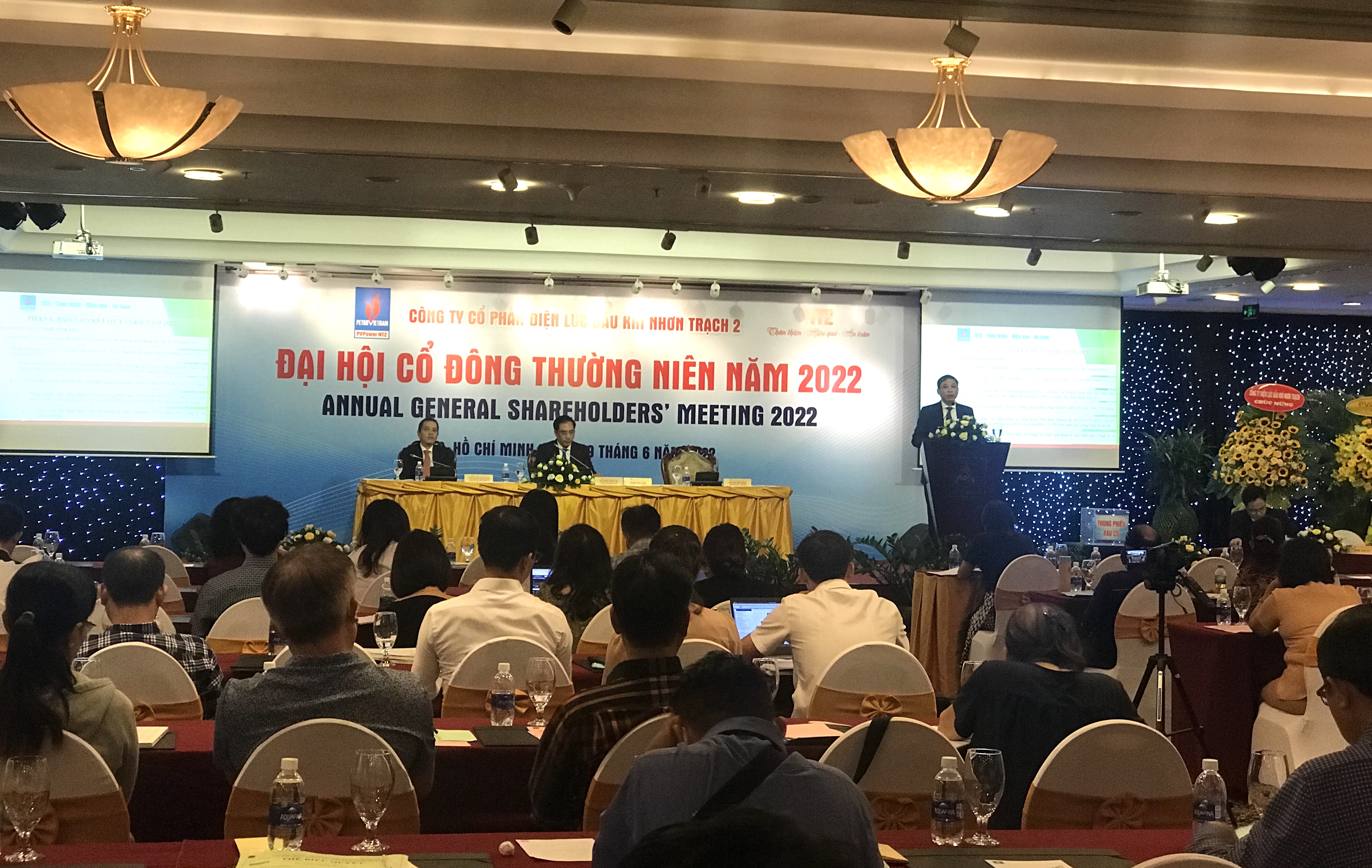 L&atilde;nh đạo NT2 tr&igrave;nh b&agrave;y kế hoạch PG88 Uy Tín Số 1 Việt Nam năm 2022 trước cổ đ&ocirc;ng - Ảnh: VNE.
