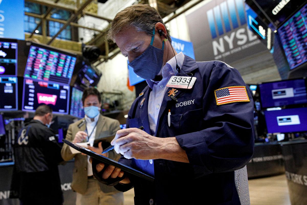 Báo cáo lạm phát Mỹ khiến Dow Jones “bay” gần 900 điểm, giá dầu tụt dốc
