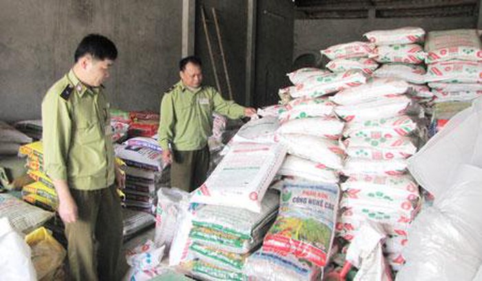 Lực lượng quản lý thị trường kiểm tra để phát hiện phân bón giả.
