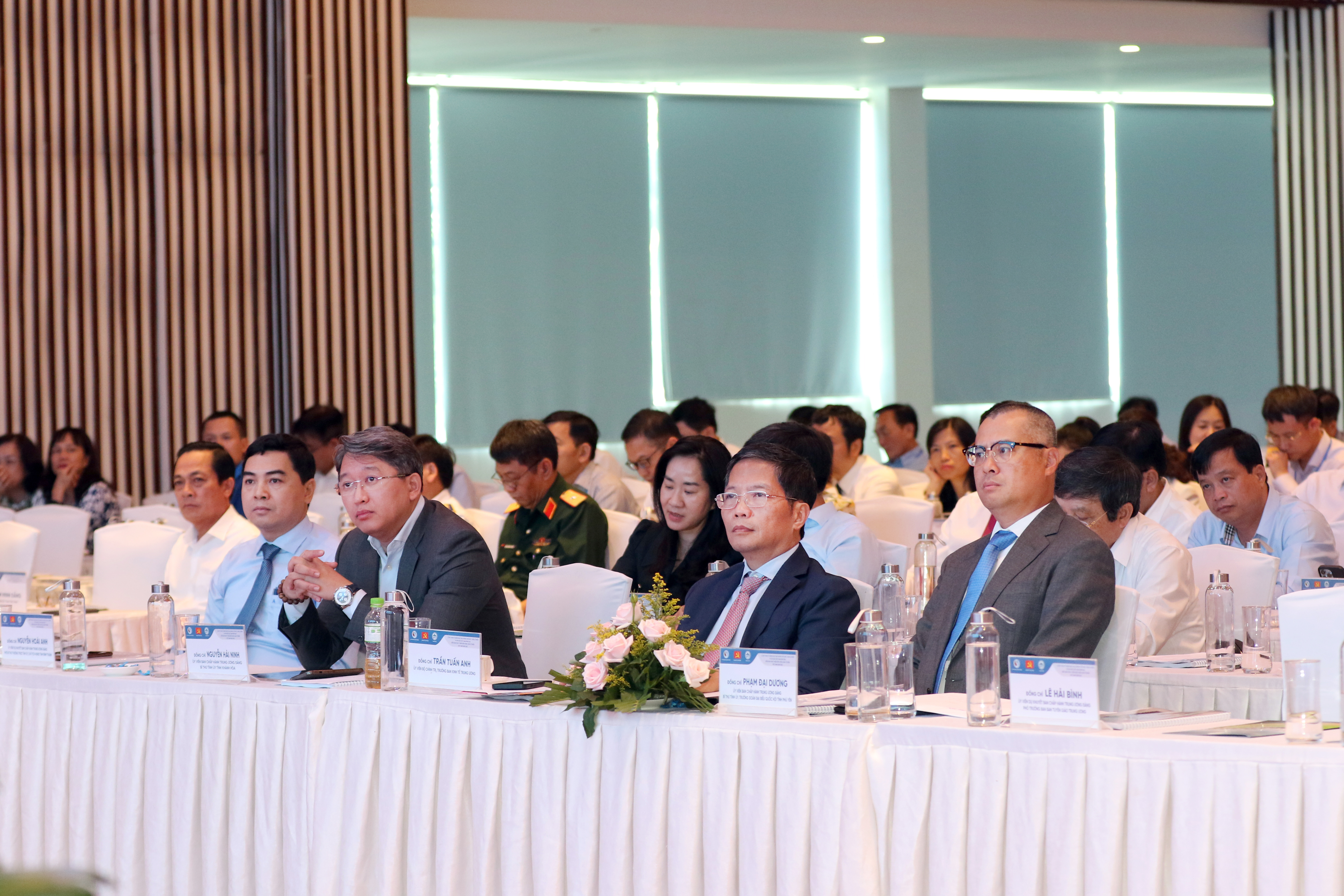 Đồng ch&iacute; Trần Tuấn Anh, đồng ch&iacute; Phạm Đại Dương c&ugrave;ng c&aacute;c đại biểu lắng nghe &yacute; kiến của c&aacute;c diễn giả tham gia Diễn đ&agrave;n.