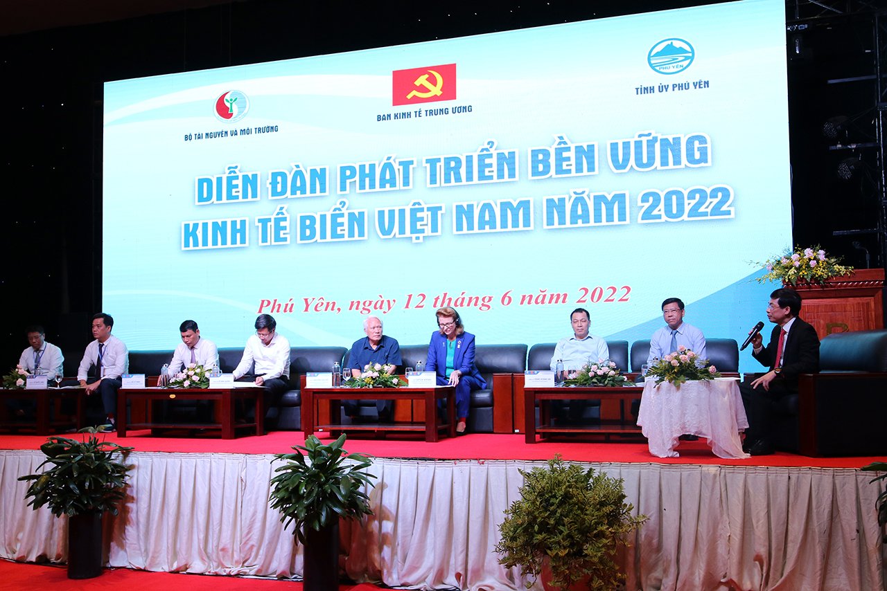 C&aacute;c đại biểu tham gia thảo luận tại Diễn đ&agrave;n.