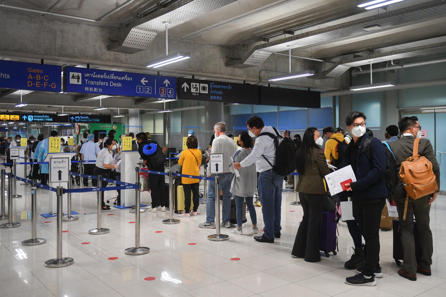 Việc điền v&agrave; nộp giấy tờ đ&atilde; g&acirc;y t&igrave;nh trạng đ&ocirc;ng đ&uacute;c tại c&aacute;c s&acirc;n bay Th&aacute;i Lan thời gian qua.