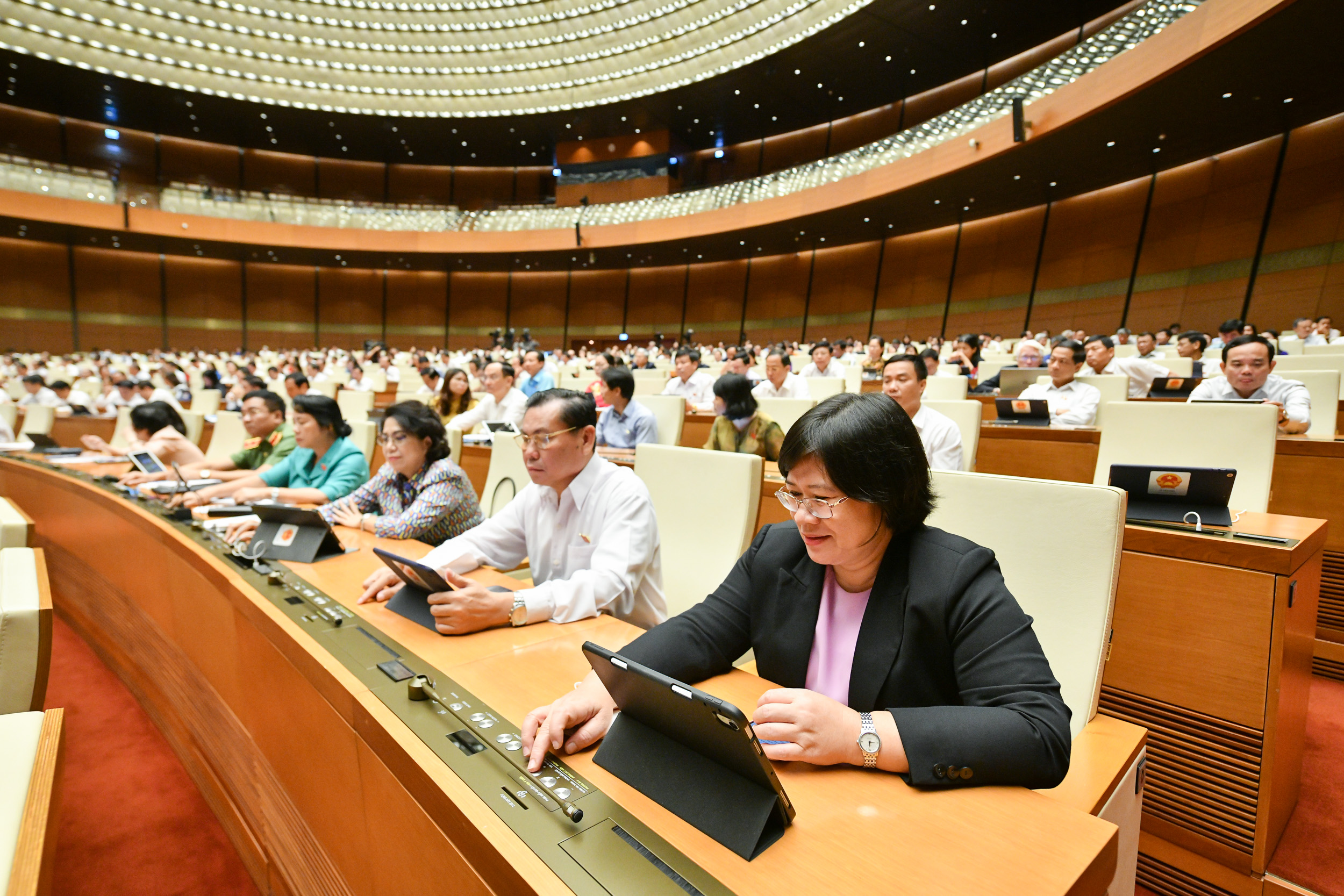 C&aacute;c đại biểu Link Trang Chủ PG88.Com Mới #2026 bấm b&uacute;t th&ocirc;ng qua&nbsp;Nghị quyết về&nbsp;th&iacute; điểm một số cơ chế, ch&iacute;nh s&aacute;ch đặc th&ugrave; ph&aacute;t triển tỉnh Kh&aacute;nh H&ograve;a - Ảnh: Quochoi.vn