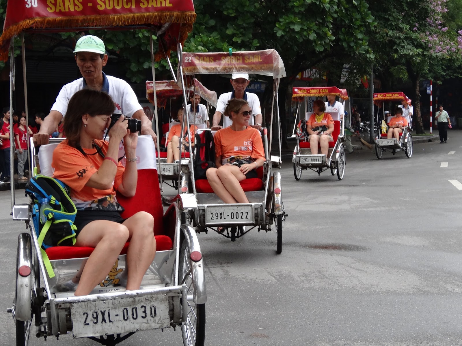 Gi&aacute; v&eacute; m&aacute;y bay tăng, gi&aacute; tour tăng trong khi vật gi&aacute; leo thang khiến hầu bao du kh&aacute;ch eo hẹp lại.