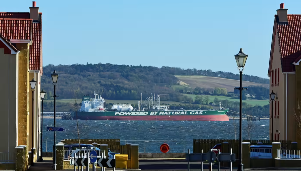 Một tàu chở dầu của Nga đậu ở cửa sông Forth, Scotland - Ảnh: Getty Images