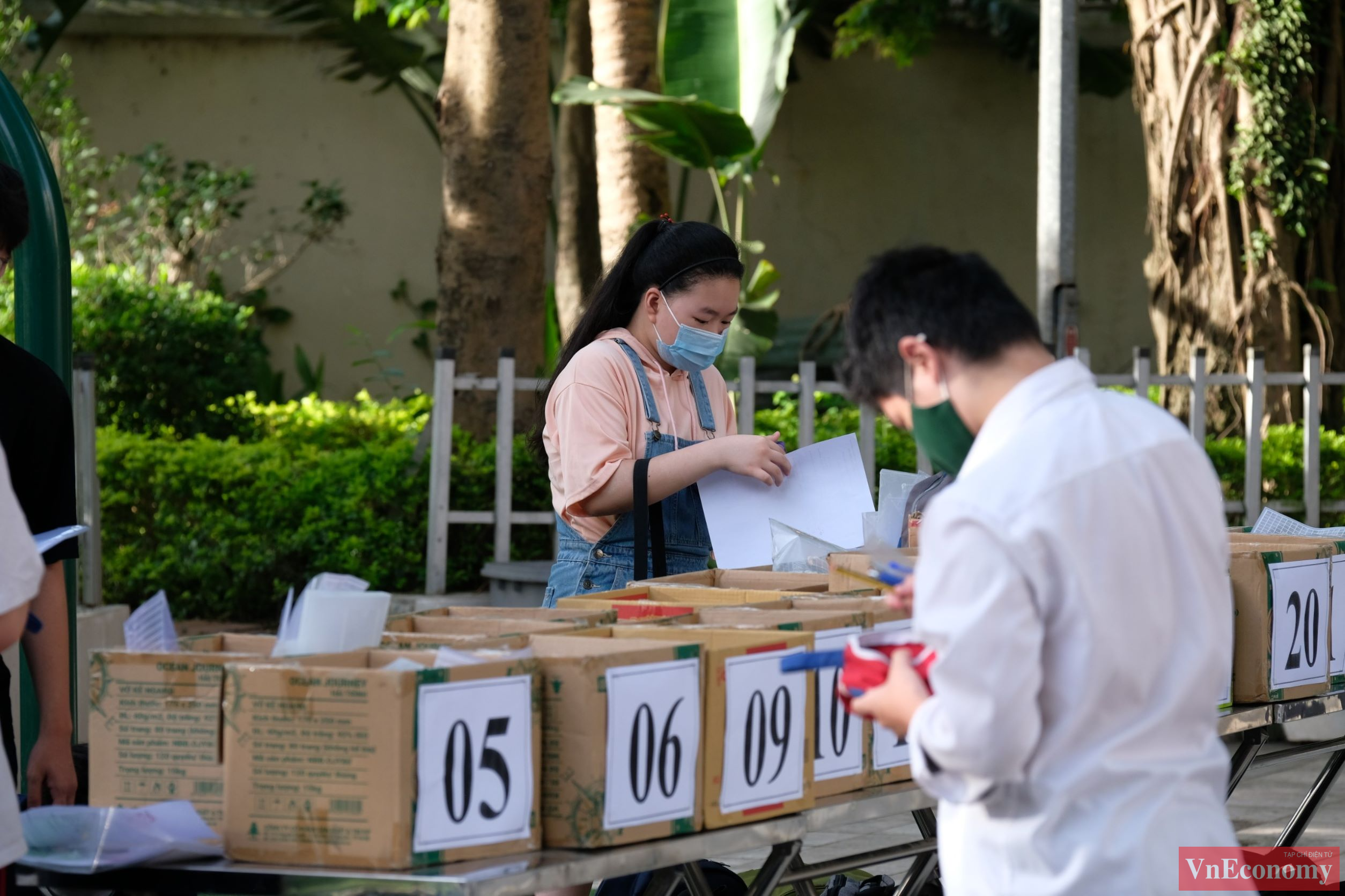 C&aacute;c em học sinh tranh thủ &ocirc;n lại b&agrave;i lần cuối trước khi để lại vật dụng c&aacute; nh&acirc;n b&ecirc;n ngo&agrave;i ph&ograve;ng thi.
