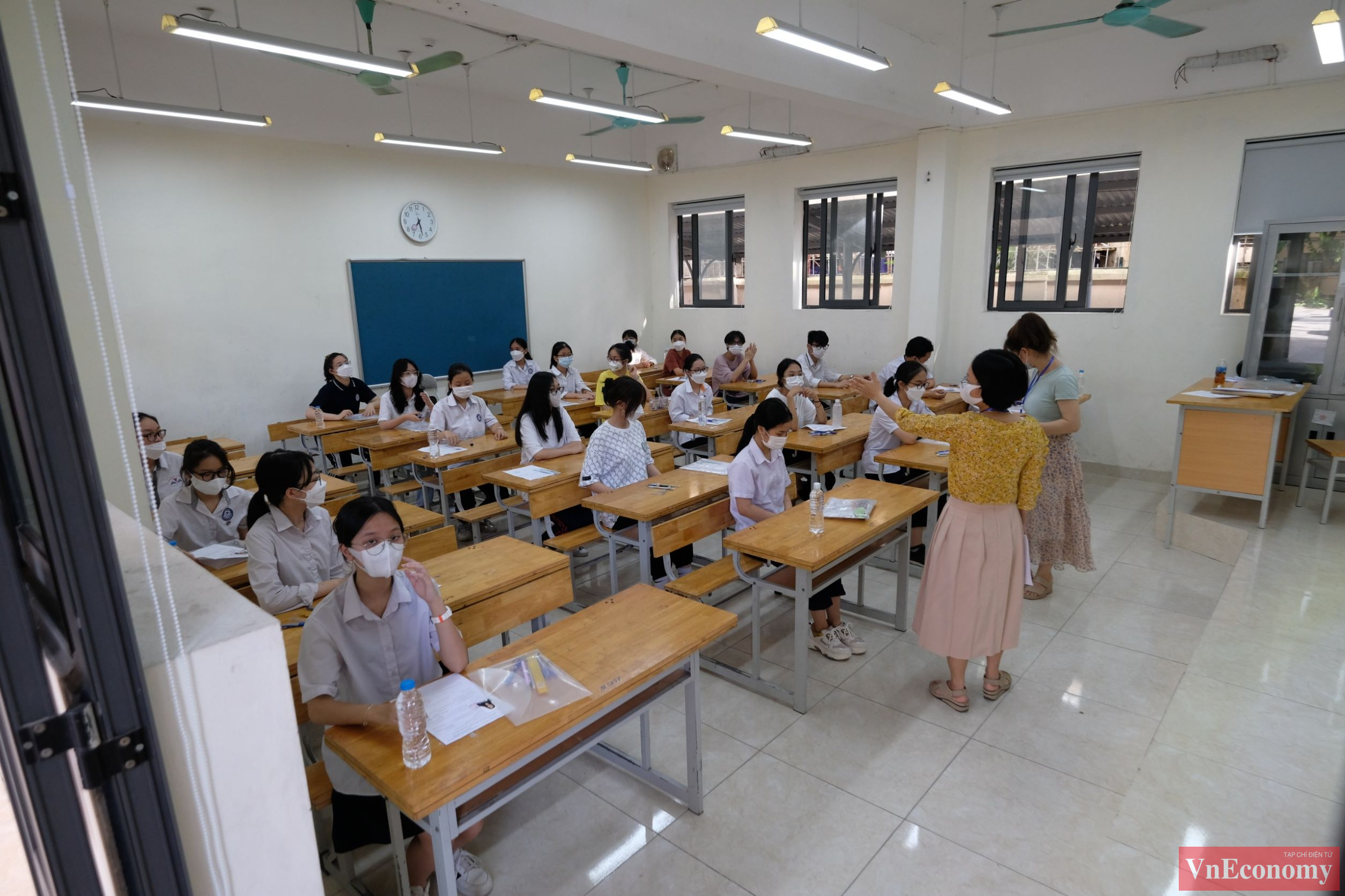 Để ph&ograve;ng chống dịch Covid-19, th&iacute; sinh chỉ gỡ khẩu trang để c&aacute;n bộ coi thi kiểm tra, sau đ&oacute; đeo khẩu trang v&agrave;o ph&ograve;ng thi v&agrave; trong suốt thời gian l&agrave;m b&agrave;i thi.