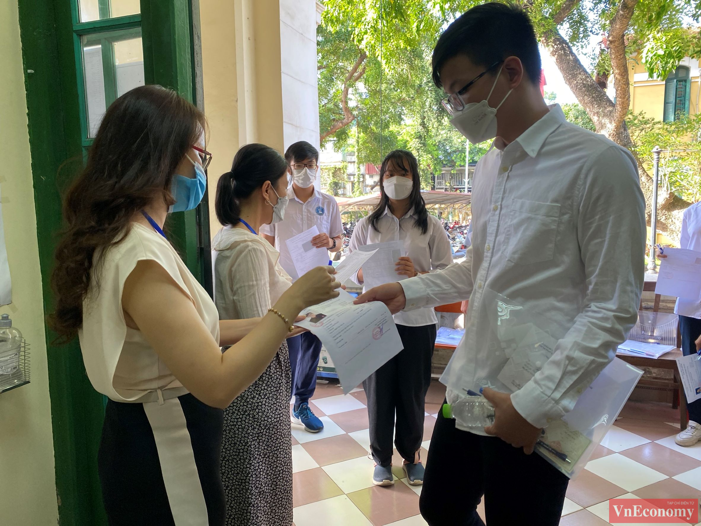 Năm nay, tỉ lệ chọi v&agrave;o lớp 10 ở H&agrave; Nội cao kỷ lục so với nhiều năm khi gần 107.000 th&iacute; sinh cạnh tranh, gi&agrave;nh khoảng 69.000 suất v&agrave;o lớp 10 c&ocirc;ng lập (kh&ocirc;ng chuy&ecirc;n).