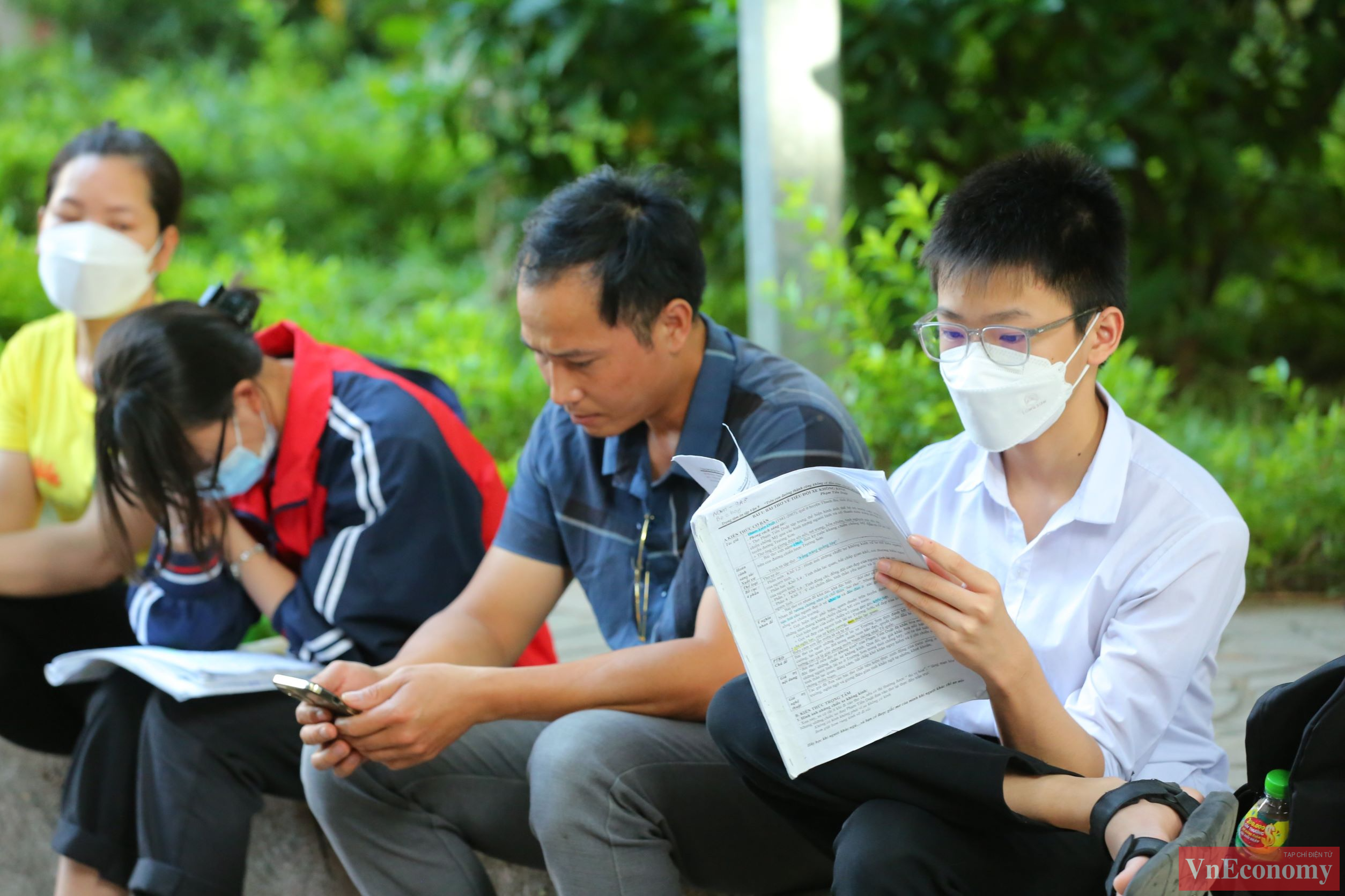 Tại điểm thi trường THCS Việt Nam-Angi&ecirc;ri, nhiều em th&iacute; sinh c&oacute; t&acirc;m l&yacute; thoải m&aacute;i, nhưng cũng c&oacute; những em căng thẳng, lo &acirc;u tới tận gi&acirc;y ph&uacute;t bước v&agrave;o ph&ograve;ng thi.