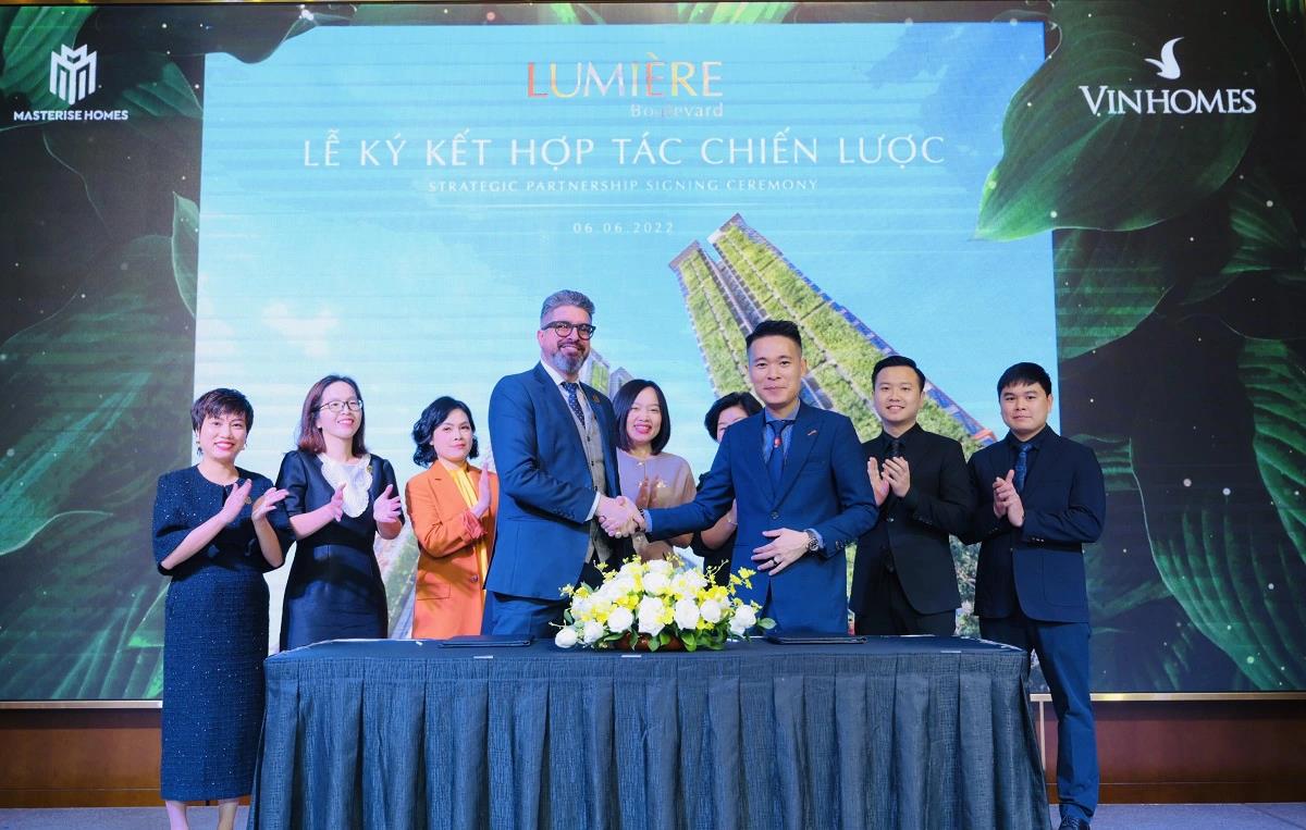 Lễ k&yacute; kết hợp t&aacute;c chiến lược giữa Vinhomes v&agrave; Masterise Homes.