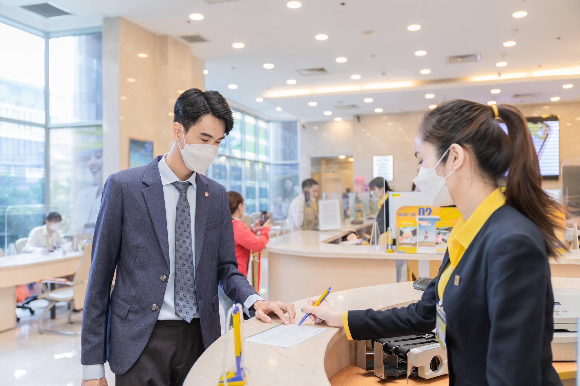 Kh&aacute;ch h&agrave;ng giao dịch tại Nam A Bank.