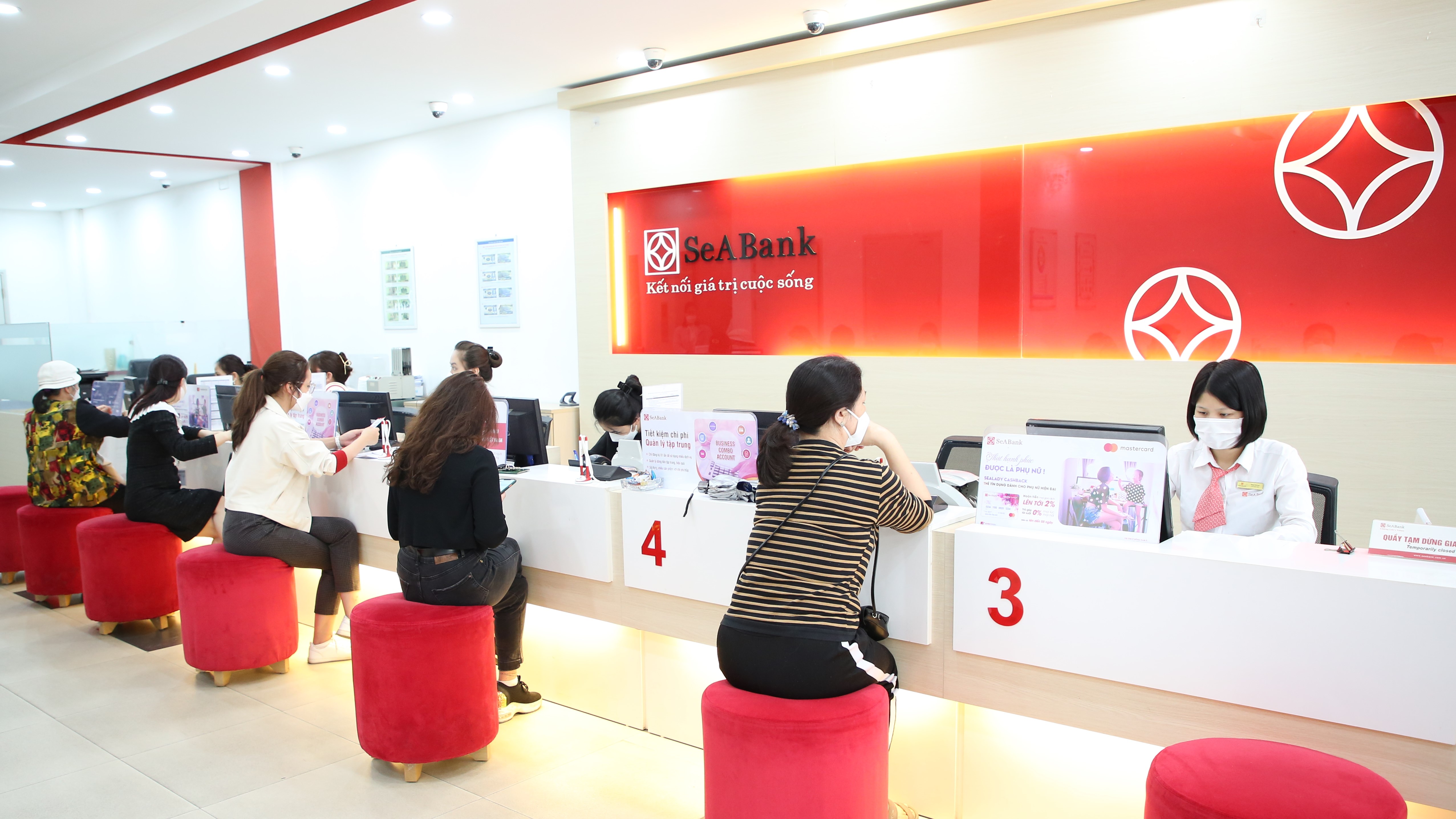 Khách hàng giao dịch tại SeABank.
