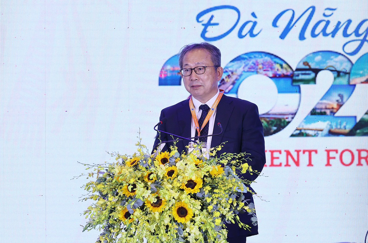 &Ocirc;ng Yamada Takia, Đại sứ Đặc mệnh to&agrave;n quyền Nhật Bản tại Việt Nam, cho rằng so với H&agrave; Nội v&agrave; th&agrave;nh phố Hồ Ch&iacute; Minh, Đ&agrave; Nẵng c&oacute; lợi thế l&agrave; gi&aacute; thu&ecirc; khu c&ocirc;ng nghiệp c&ograve;nrẻ, nguồn nh&acirc;n lực dồi d&agrave;o. Th&ocirc;ng qua diễn đ&agrave;n lần n&agrave;y, g&oacute;p phần phổ biến những điểm hấp dẫn v&agrave; thế mạnh ri&ecirc;ng của th&agrave;nh phố Đ&agrave; Nẵng m&agrave; c&aacute;c tỉnh th&agrave;nh kh&aacute;c kh&ocirc;ng c&oacute;, do đ&oacute; đ&acirc;y l&agrave; một dịp rất đ&uacute;ng l&uacute;c v&agrave; cần thiết.&nbsp;