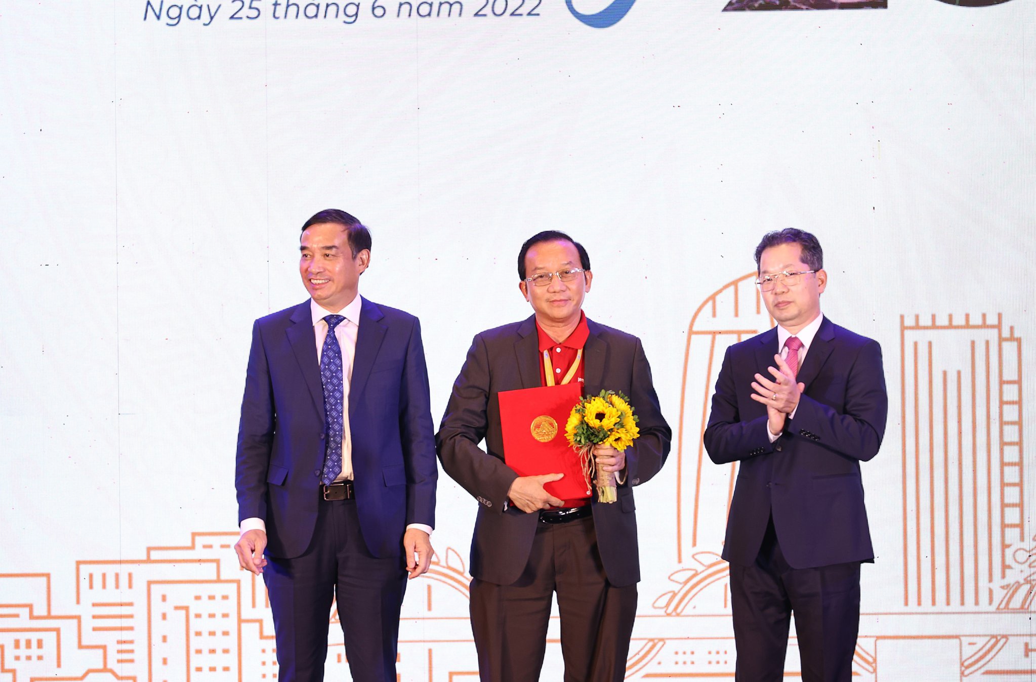 Đại diện Vietjet (giữa) và thành phố Đà Nẵng trong sự kiện trao biên bản ghi nhớ hợp tác chiến lược 5 năm (2022 - 2027) PG88 hơn 2,1 triệu thành viên du lịch, hàng không Đà Nẵng.
