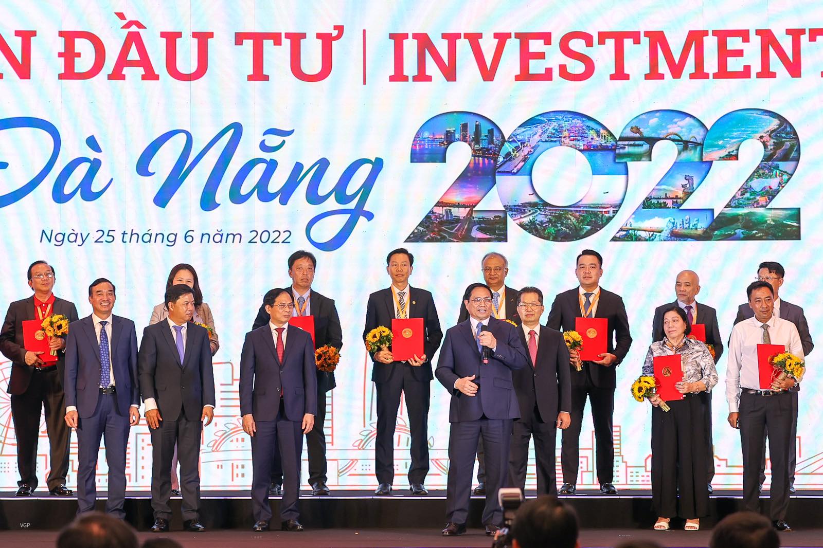 Vietjet v&agrave; th&agrave;nh phố Đ&agrave; Nẵng trao bi&ecirc;n bản ghi nhớ hợp t&aacute;c chiến lược 5 năm (2022 &ndash; 2027) ph&aacute;t triển du lịch, h&agrave;ng kh&ocirc;ng v&agrave; c&ocirc;ng bố mở loạt 7 đường bay quốc tế mới kết nối Đ&agrave; Nẵng v&agrave; c&aacute;c nước trước sự chứng kiến của Thủ tướng Ch&iacute;nh phủ Phạm Minh Ch&iacute;nh.