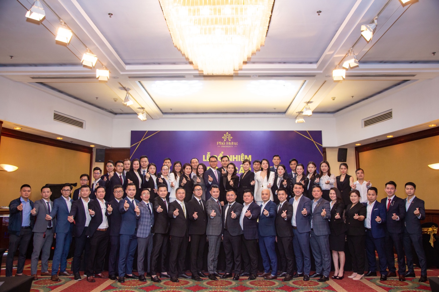 Với đội ngũ nh&acirc;n sự n&ograve;ng cốt gi&agrave;u kinh nghiệm thực chiến, Ph&uacute; Hưng Property đ&atilde; tạo tiếng vang tr&ecirc;n thị trường bất động sản trong suốt thời gian qua.