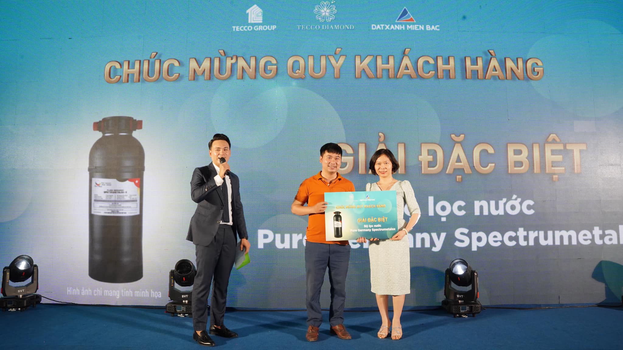 Kh&aacute;ch h&agrave;ng may mắn nhận giải Đặc biệt tại sự kiện.