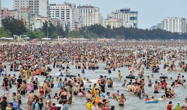 B&atilde;i biển Sầm Sơn lu&ocirc;n đ&ocirc;ng nghịt du kh&aacute;ch tắm biển