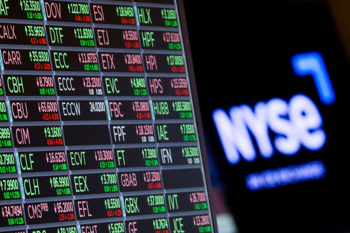 S&P 500 chuẩn bị hoàn tất nửa đầu năm tệ nhất từ 1970, dầu thô tụt giá