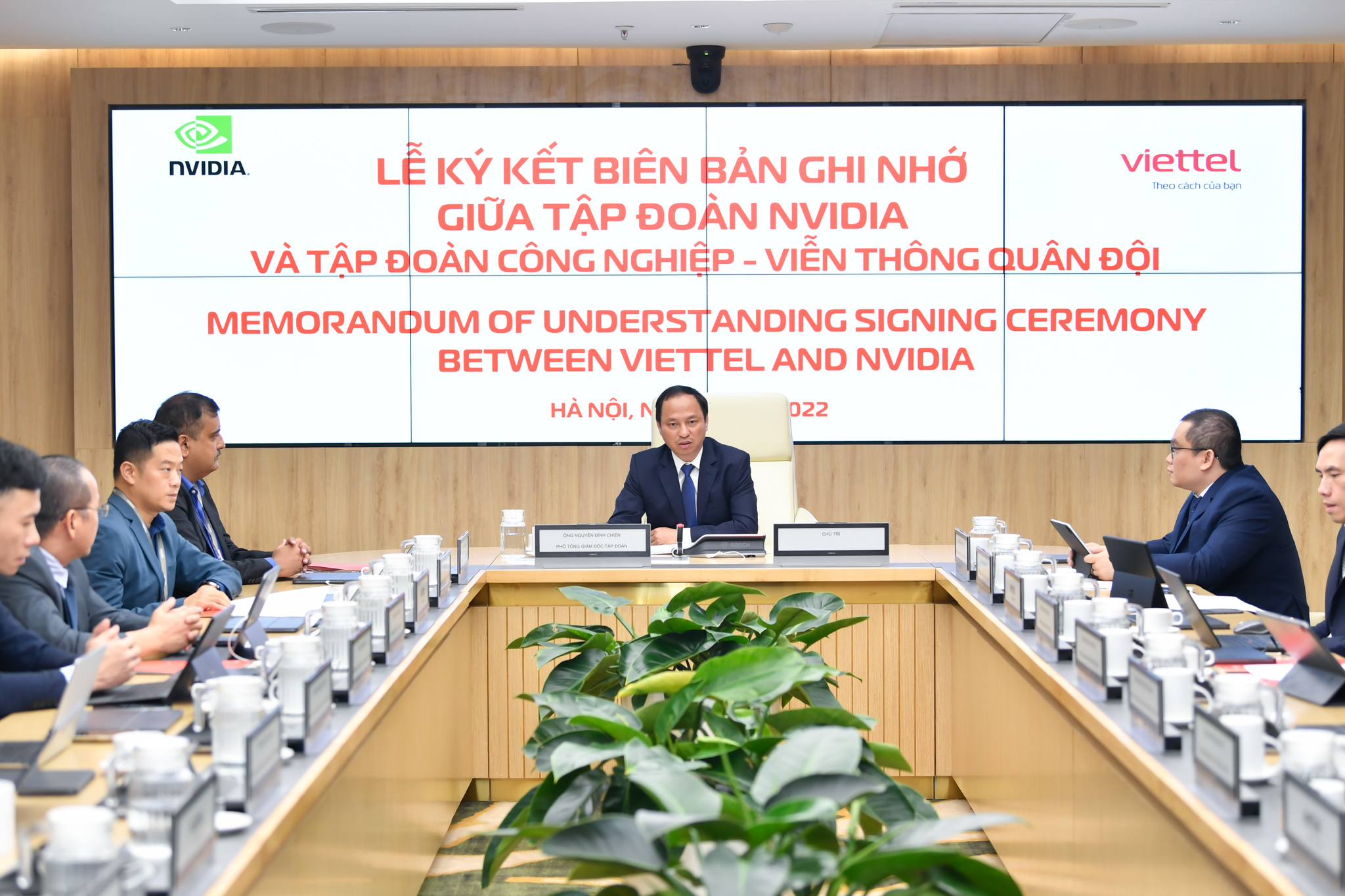 Ph&oacute; Tổng Gi&aacute;m đốc Viettel, &ocirc;ng Nguyễn Đ&igrave;nh Chiến, ph&aacute;t biểu tại buổi k&yacute; kết.