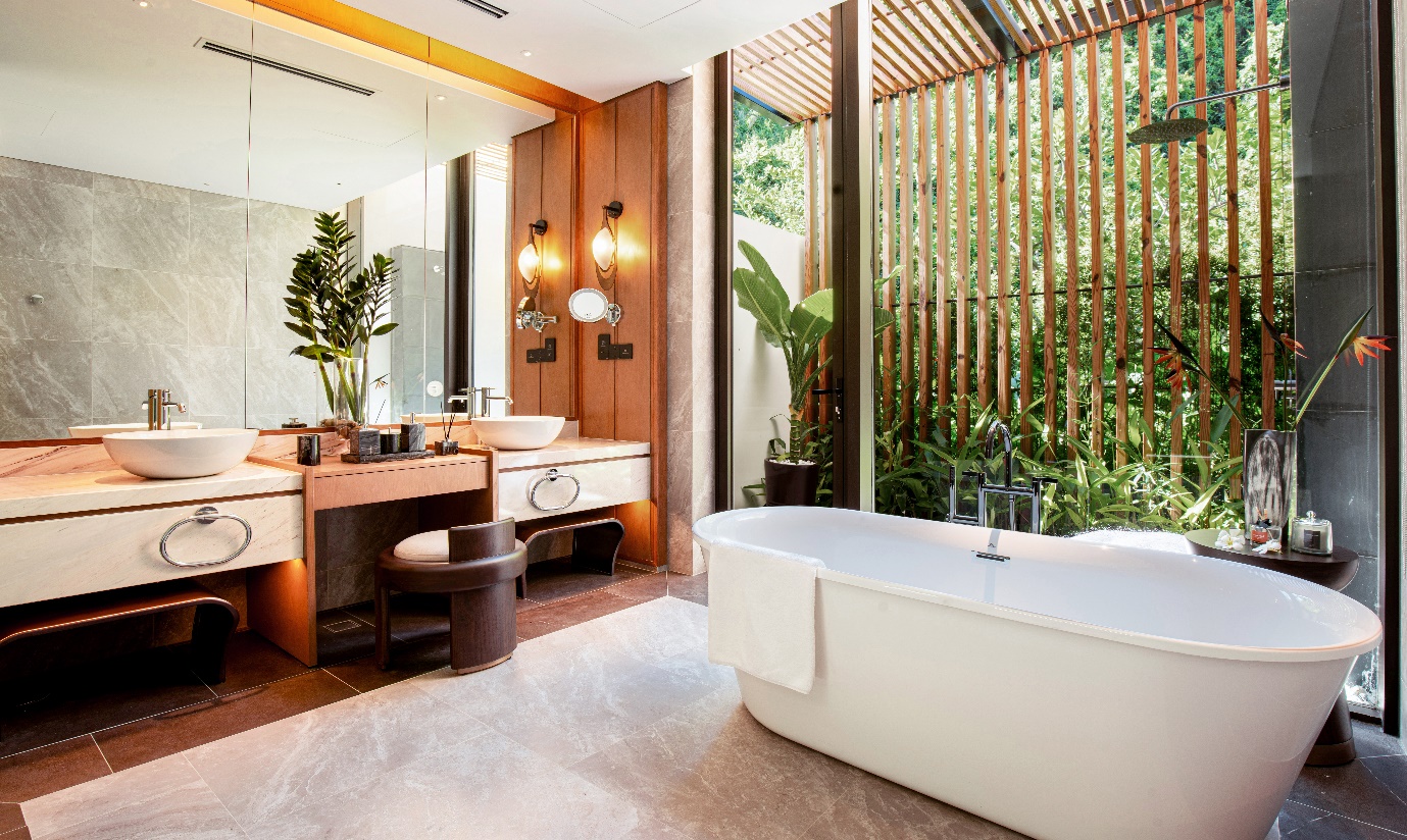 Ph&ograve;ng tắm được ốp l&aacute;t to&agrave;n bộ bằng gạch men sứ đến từ thương hiệu Porcelanosa được chứng nhận bởi Ho&agrave;ng gia Anh, đan xen với sắc xanh lục dịu d&agrave;ng mang đến trải nghiệm spa cao cấp ngay tại nh&agrave;.