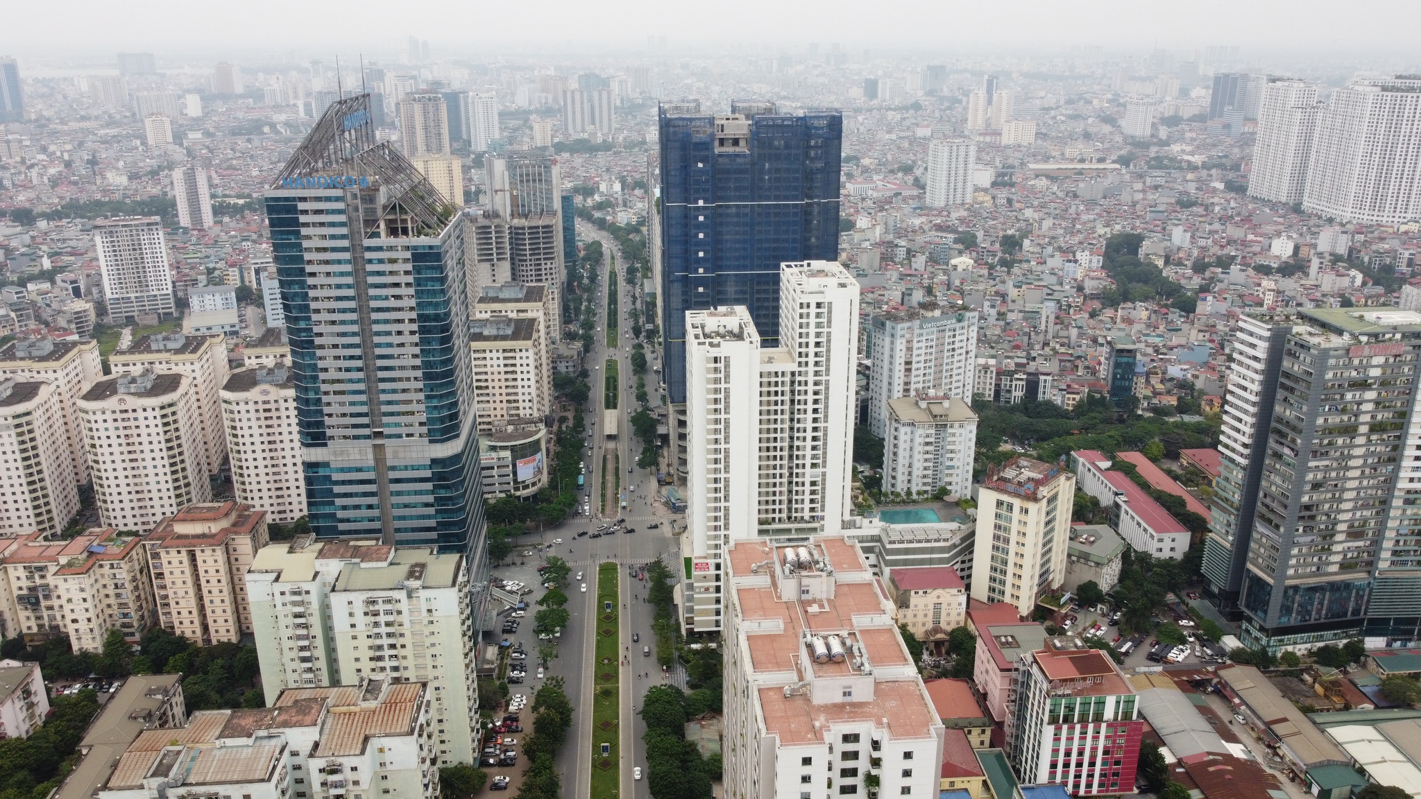 Tại c&aacute;c dự &aacute;n dọc tuyến đường L&ecirc; Văn Lương &ndash; Tố Hữu, việc chuyển đổi c&ocirc;ng năng th&agrave;nh nh&agrave; ở, tăng th&ecirc;m tầng cao, diện t&iacute;ch s&agrave;n&hellip; diễn ra kh&aacute; phổ biến.