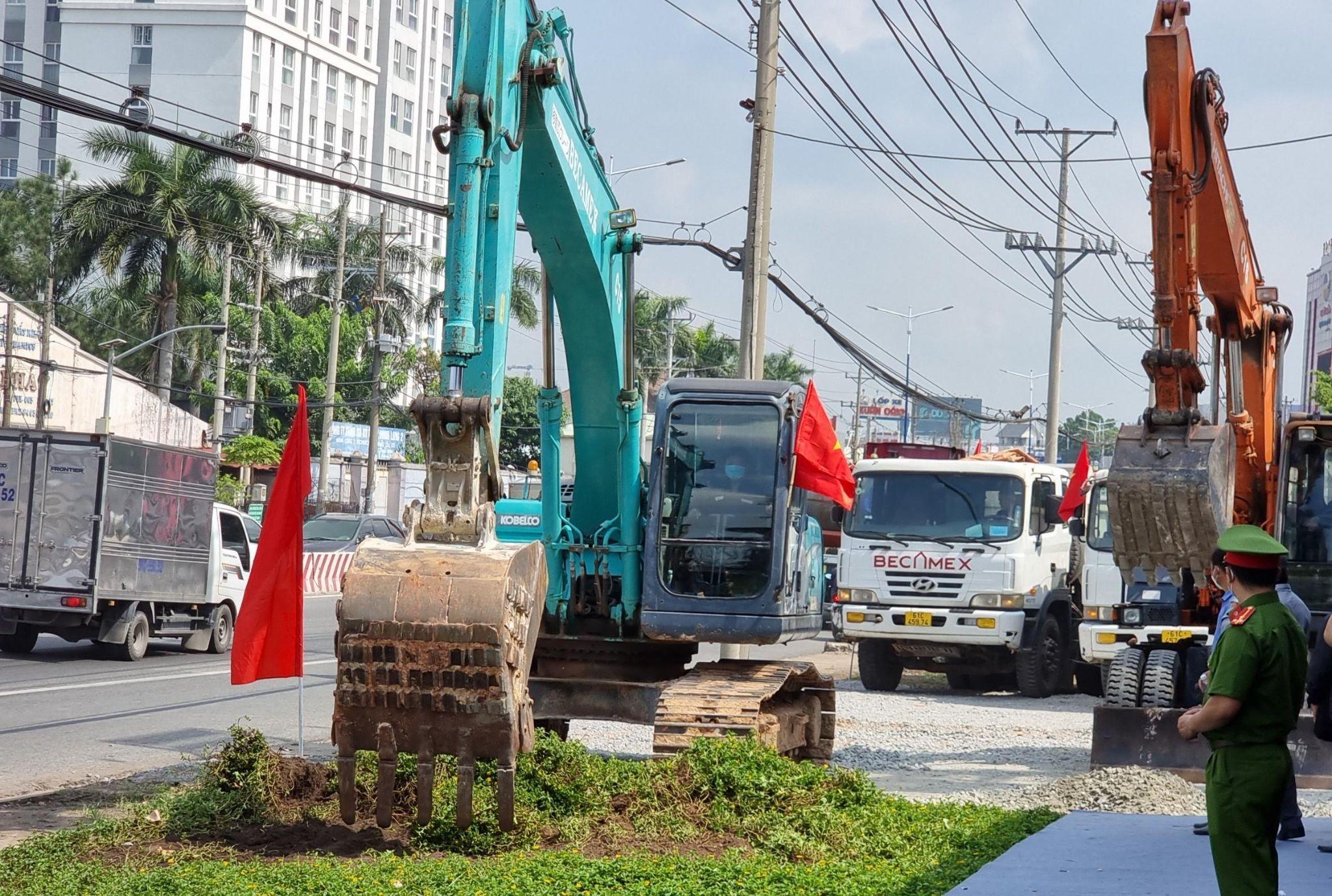 Khởi c&ocirc;ng mở rộng tuyến đường huyết mạch QL13. Ảnh: PLO.