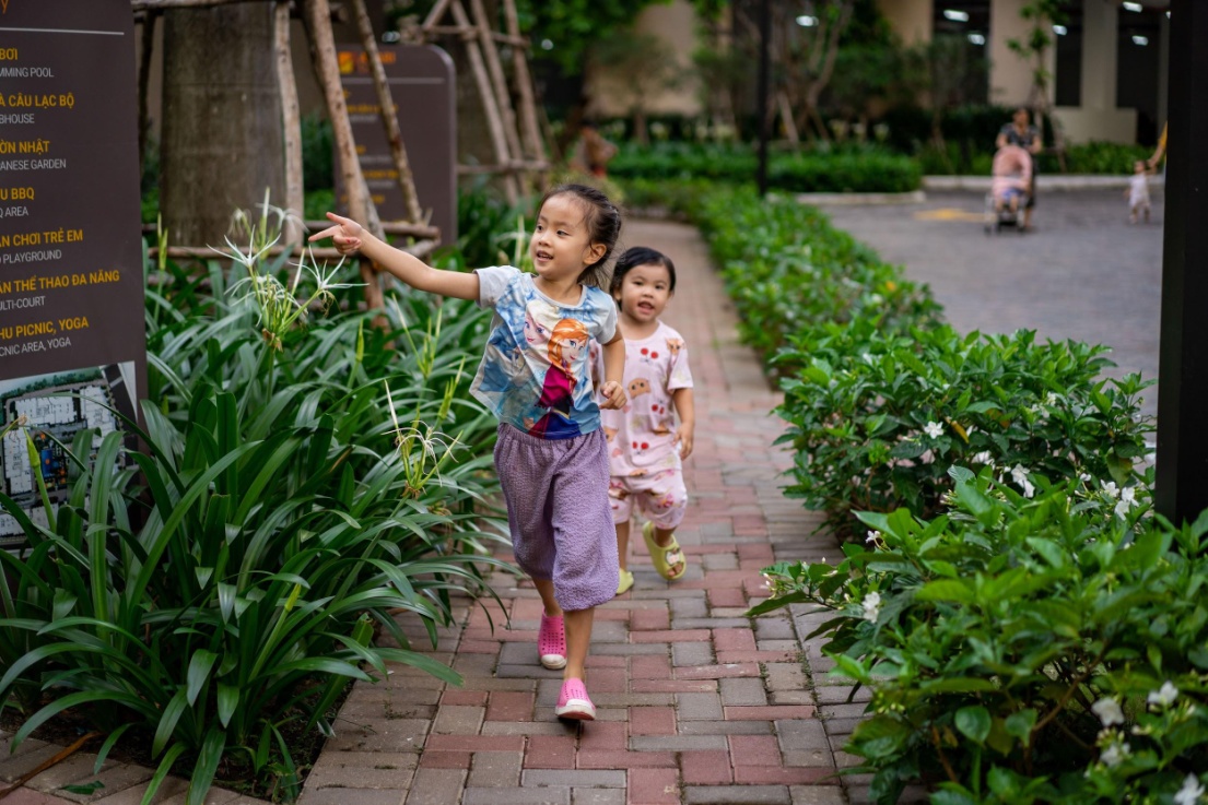 Các cư d&acirc;n nhí của Thành ph&ocirc;́ Ánh sáng vui chơi thoải mái trong kh&ocirc;ng gian an toàn.
