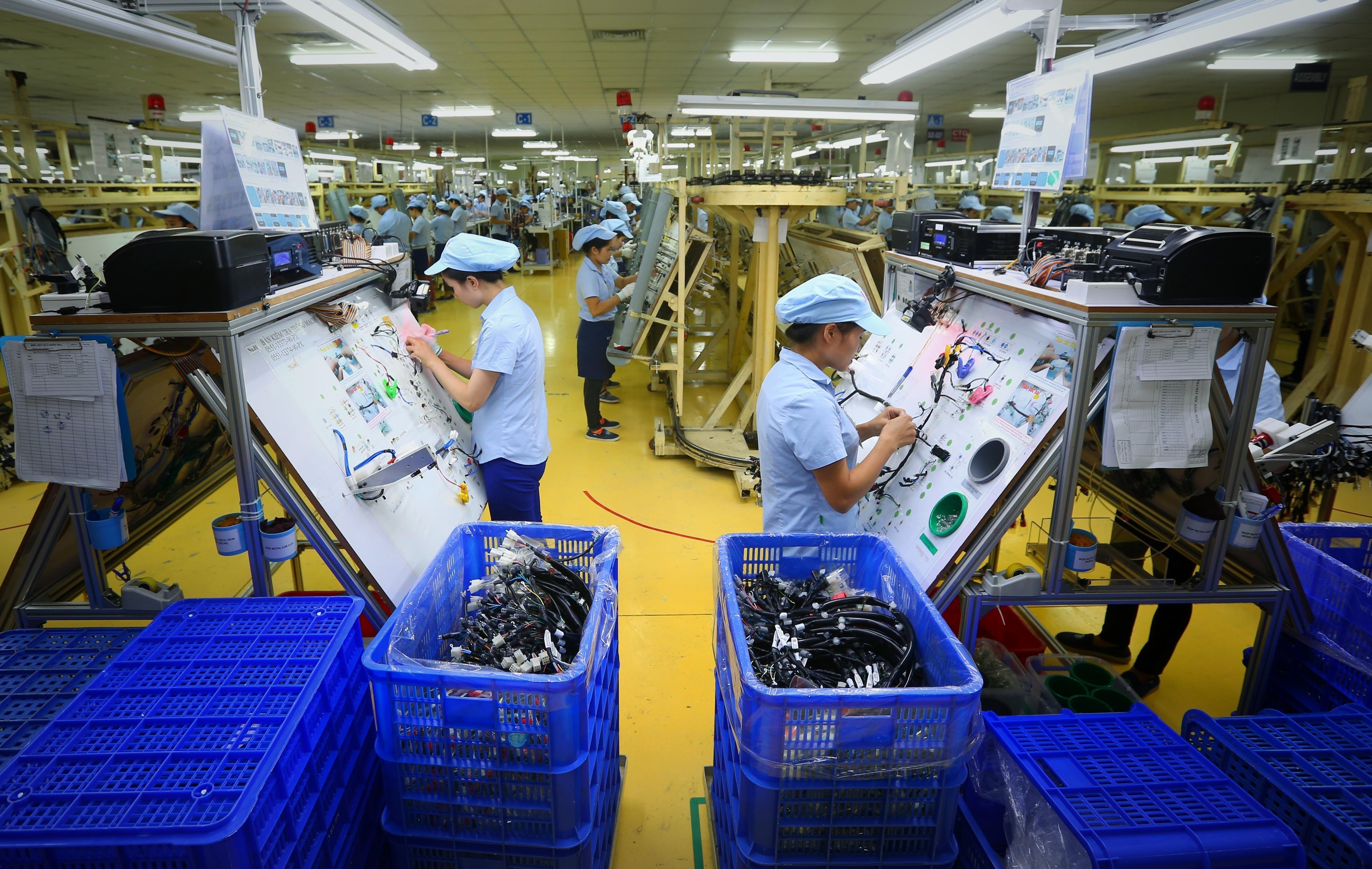 Quy mô về lao động bình quân của các 6Pg88.con độc quyền mỗi ngày có xu hướng thu hẹp nhưng quy mô về nguồn vốn bình quân của các 6Pg88.con độc quyền mỗi ngày lại có xu hướng mở rộng.