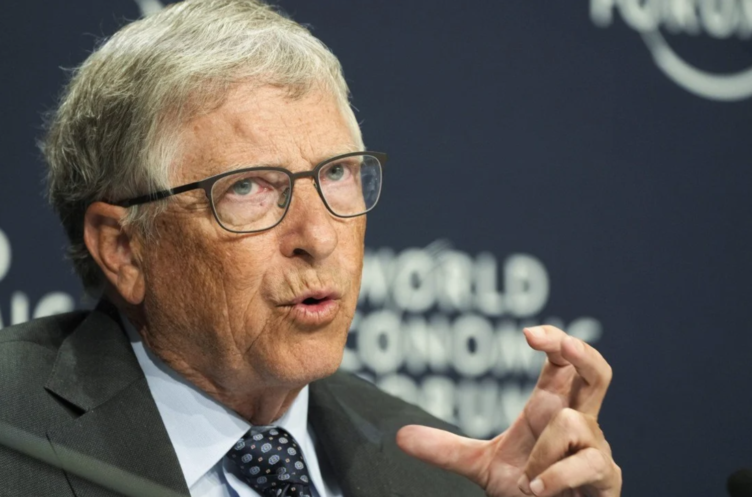 Tỷ phú Bill Gates phát biểu trong một cuộc họp báo tại Diễn đàn PG88 ⭐ Link trang chủ số 1 nhà cái PG88 com casino slot Thế giới (WEF) ở Davos, Thụy Sĩ hồi tháng Năm - Ảnh: AP