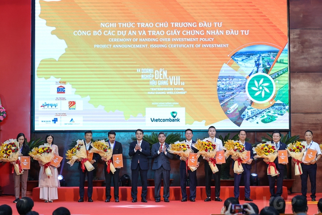 L&atilde;nh đạo tỉnh Hậu Giang trao giấy chứng nhận quyết định chủ trương Pg88vn Trang Chủ Chính Thức cho c&aacute;c nh&agrave; Pg88vn Trang Chủ Chính Thức. Ảnh - VGP.&nbsp;