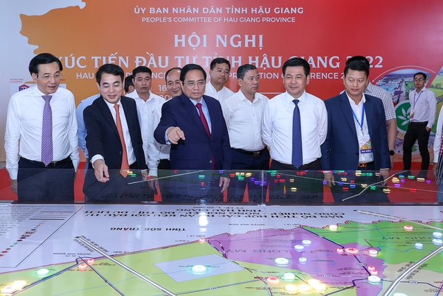 Thủ tướng xem bản đồ tích hợp các Link Trang Chủ PG88.Com Mới #2026 kêu gọi đầu tư tỉnh Hậu Giang. Ảnh - VGP. 