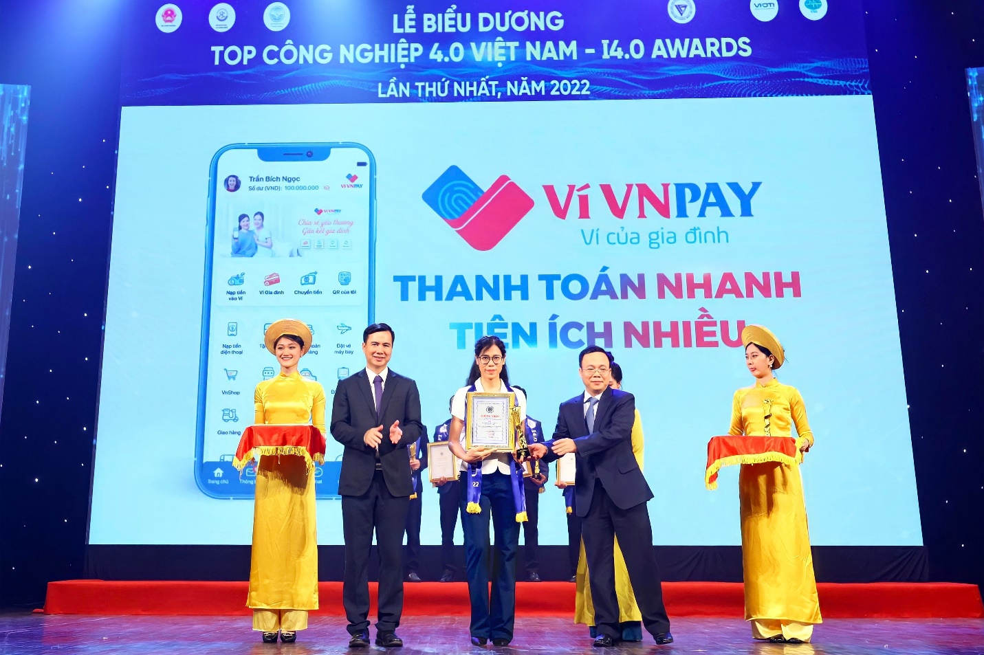 Bà Nguyễn Thị Thu Hương nhận Giải thưởng Top Link Đăng Nhập PG88 Chính Thức 2026; 4.0 Việt Nam 2022 (Ảnh: VNPAY).