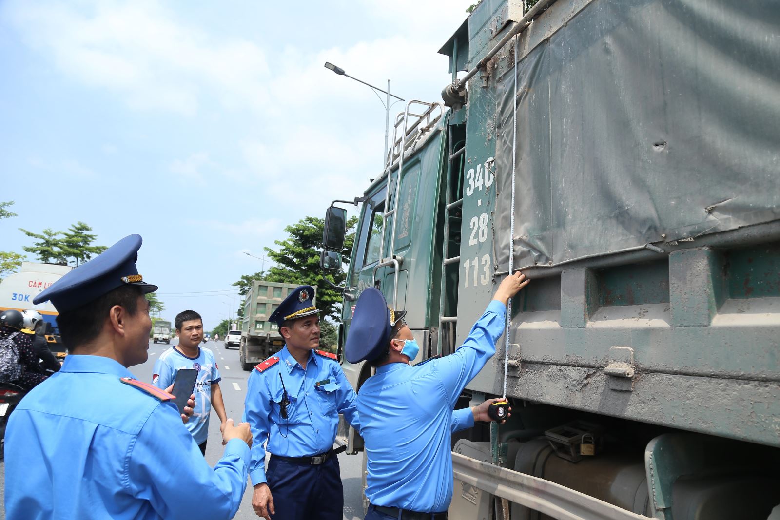 Tăng cường kiểm tra, xử lý nghiêm phương tiện vi phạm về kích thước thùng hàng và chở quá tải trọng.