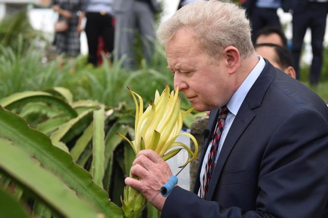 &Ocirc;ng Janusz Wojciechowski, Cao ủy N&ocirc;ng nghiệp EU thăm PG88 Link Dễ Nhớ Pg88.com trồng v&agrave; Pg88vnd link khuyến  thanh long Mỹ Tịnh An, Tiền Giang.