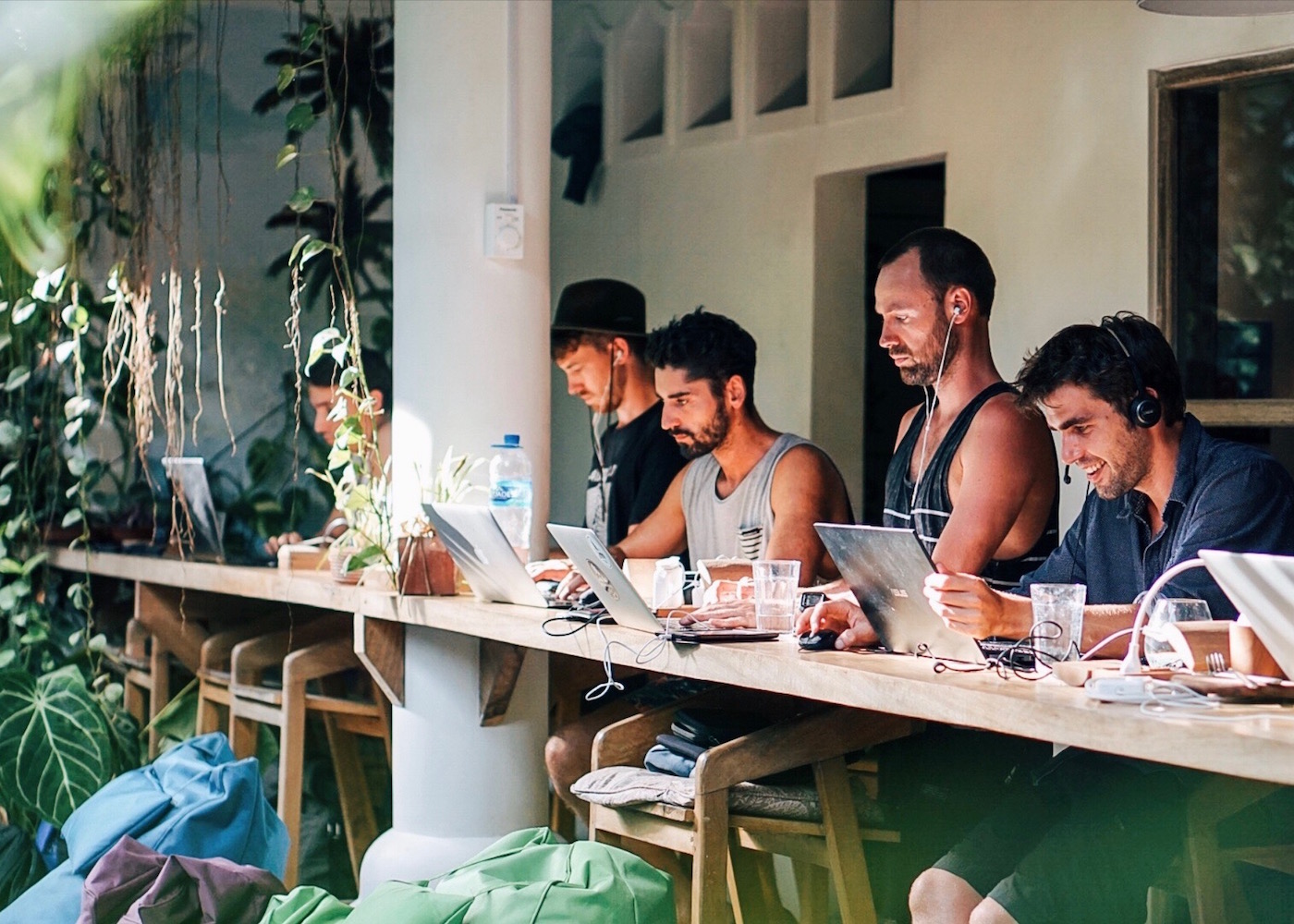 Bali đang gi&uacute;p đỡ du kh&aacute;ch l&agrave;m việc từ xa bằng c&aacute;ch cung cấp một trang web quản l&yacute; kh&ocirc;ng gian l&agrave;m việc chung, biệt thự v&agrave; cho thu&ecirc; xe m&aacute;y.