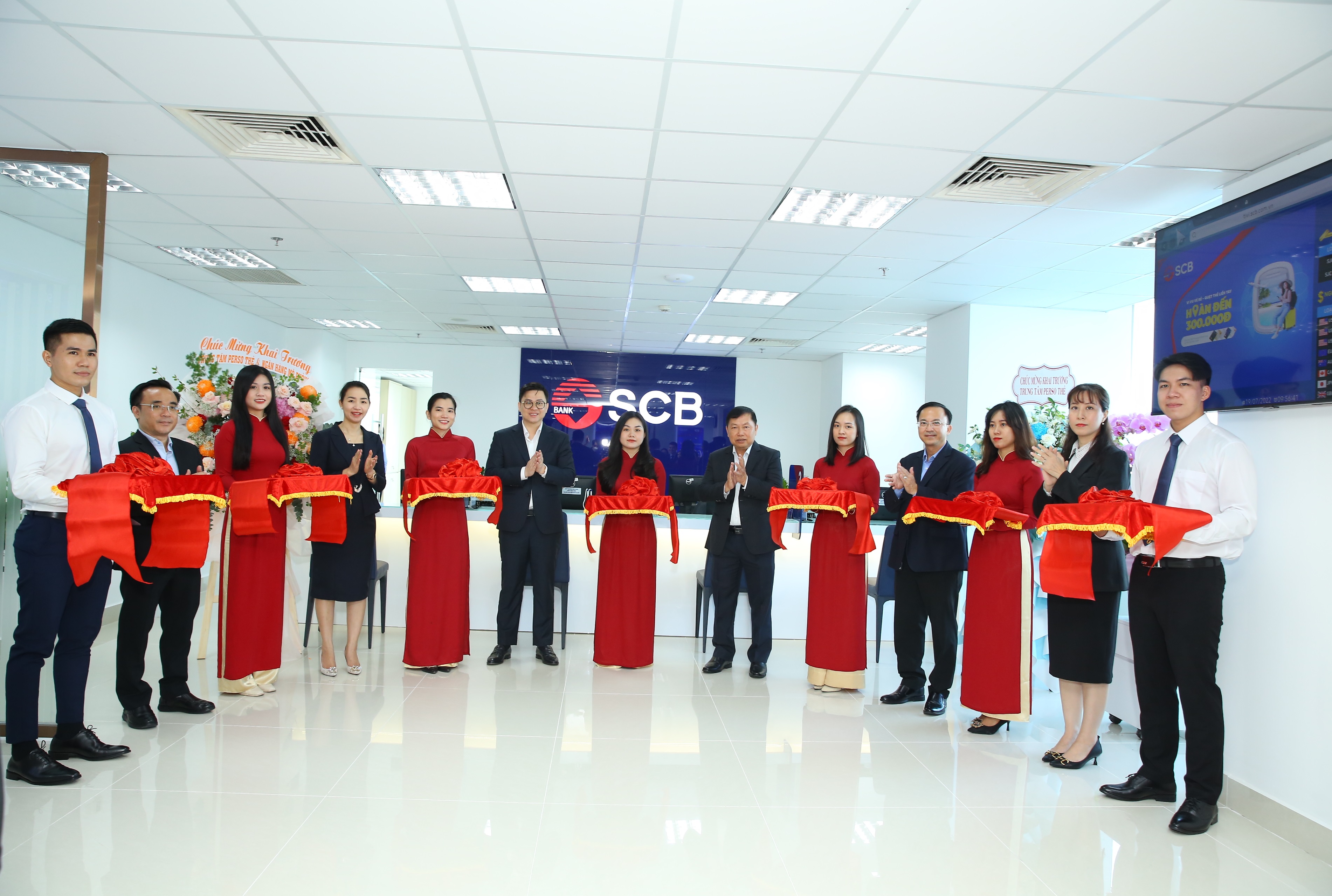 Ban Lãnh đạo SCB cắt băng khai trương Trung tâm Perso thẻ và Pg88 com chính chủ mô phỏng.